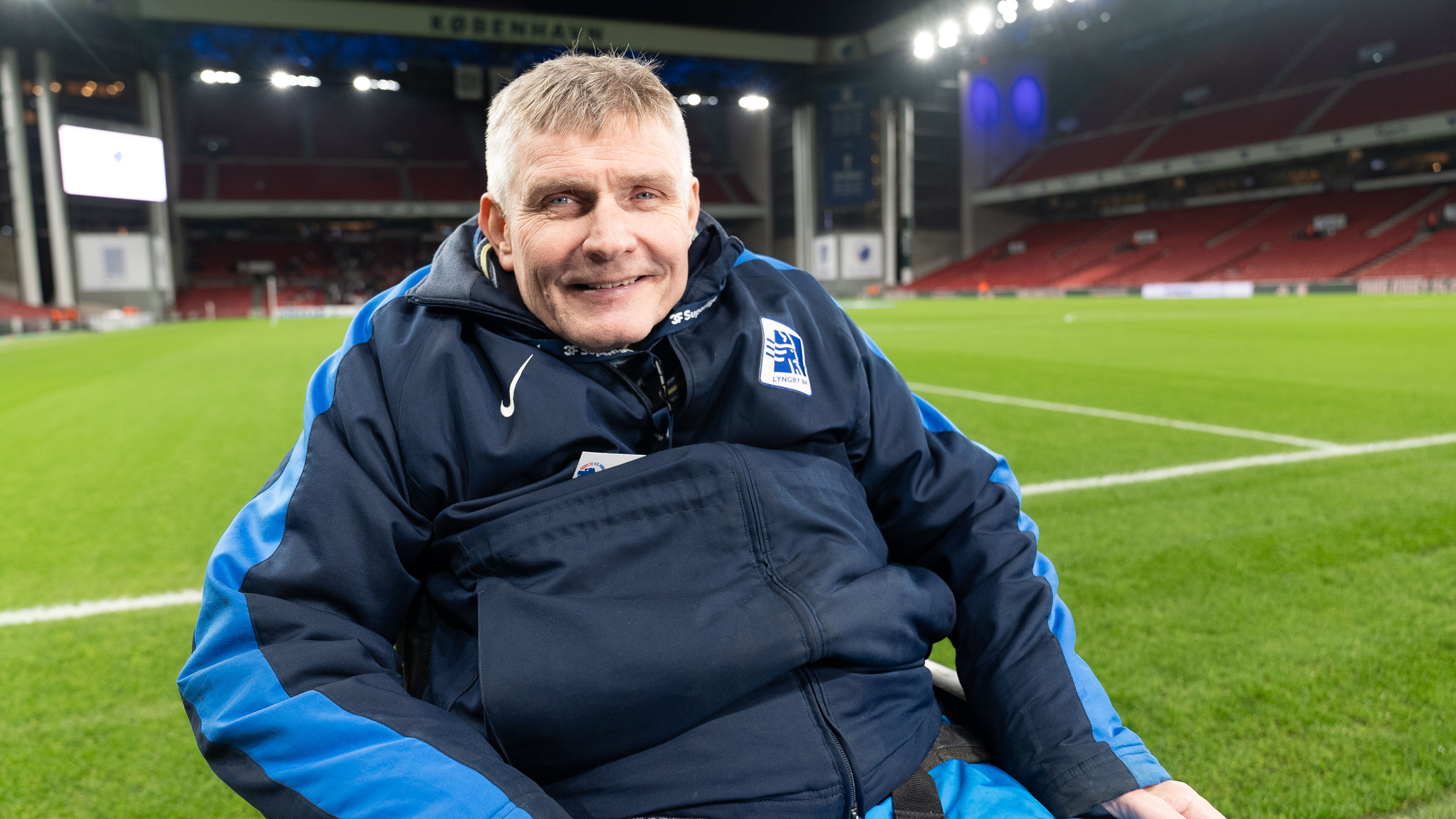 Michael, der pludseligt mistede fodboldkarrieren, finder styrke i minderne fra sin storhedstid i Lyngby. Mød ham i 'Mere end en klub'. 