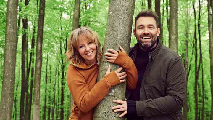 Puk Elgård og Mikkel Kryger var værter for ’Danmark planter træer’ i efteråret 2019. (Foto: Mikkel Tjellesen / TV 2)