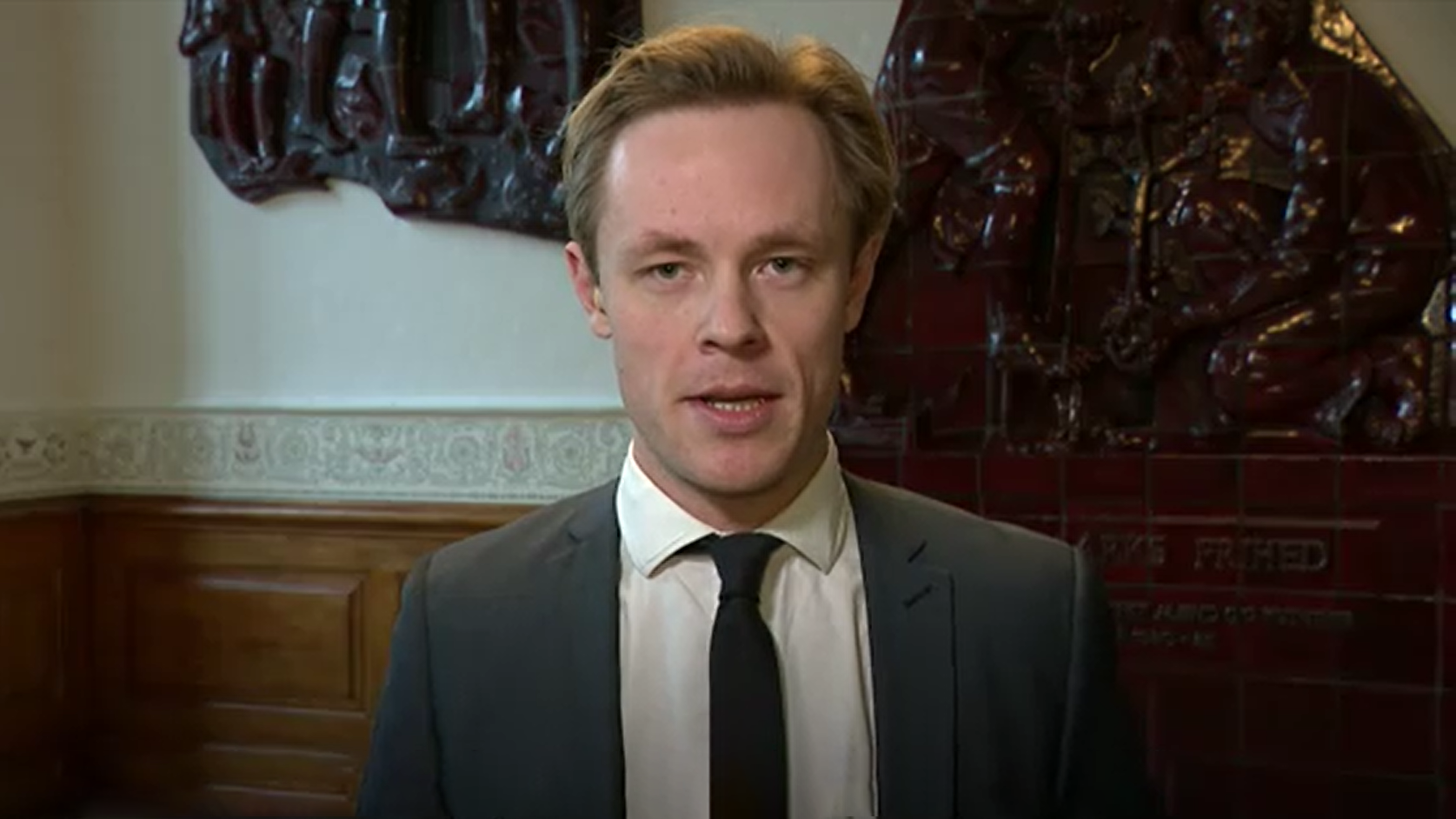 Mads Frimann fotograferet på Christiansborg under et live-interview i en TV 2-nyhedsudsendelse. (Videograb: TV 2)