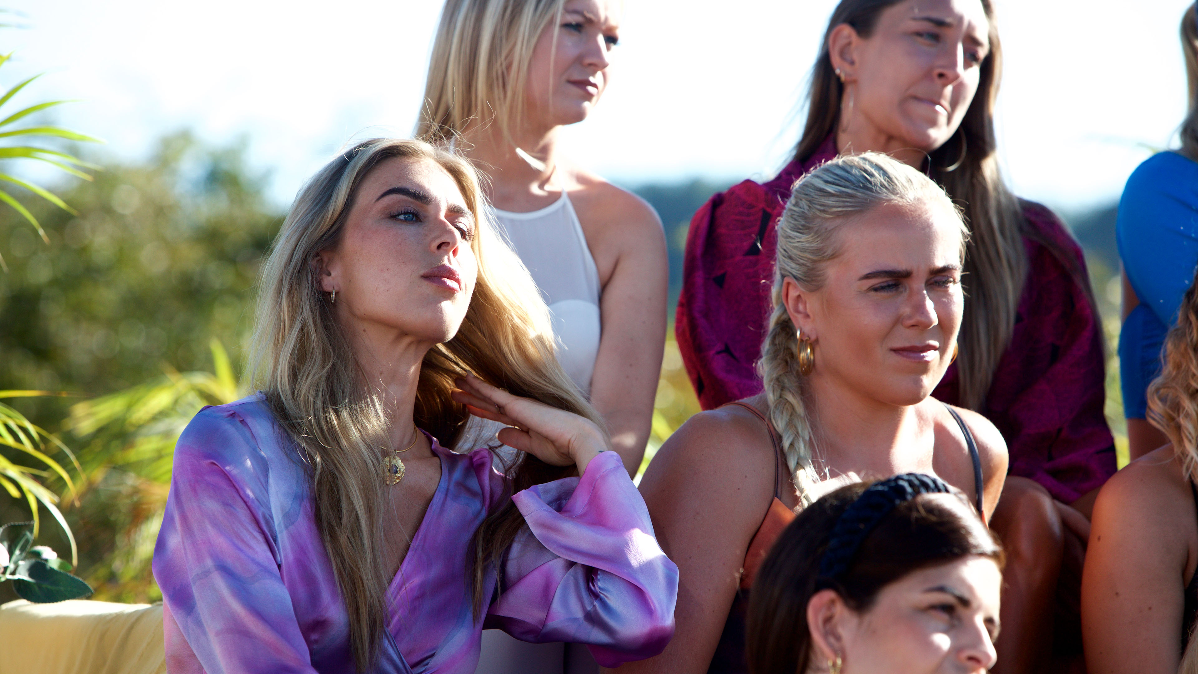 Petra har arrangeret en spørgerunde inden aftenens roseceremoni, hvor kvinderne kan spørge de to bachelors om alt.