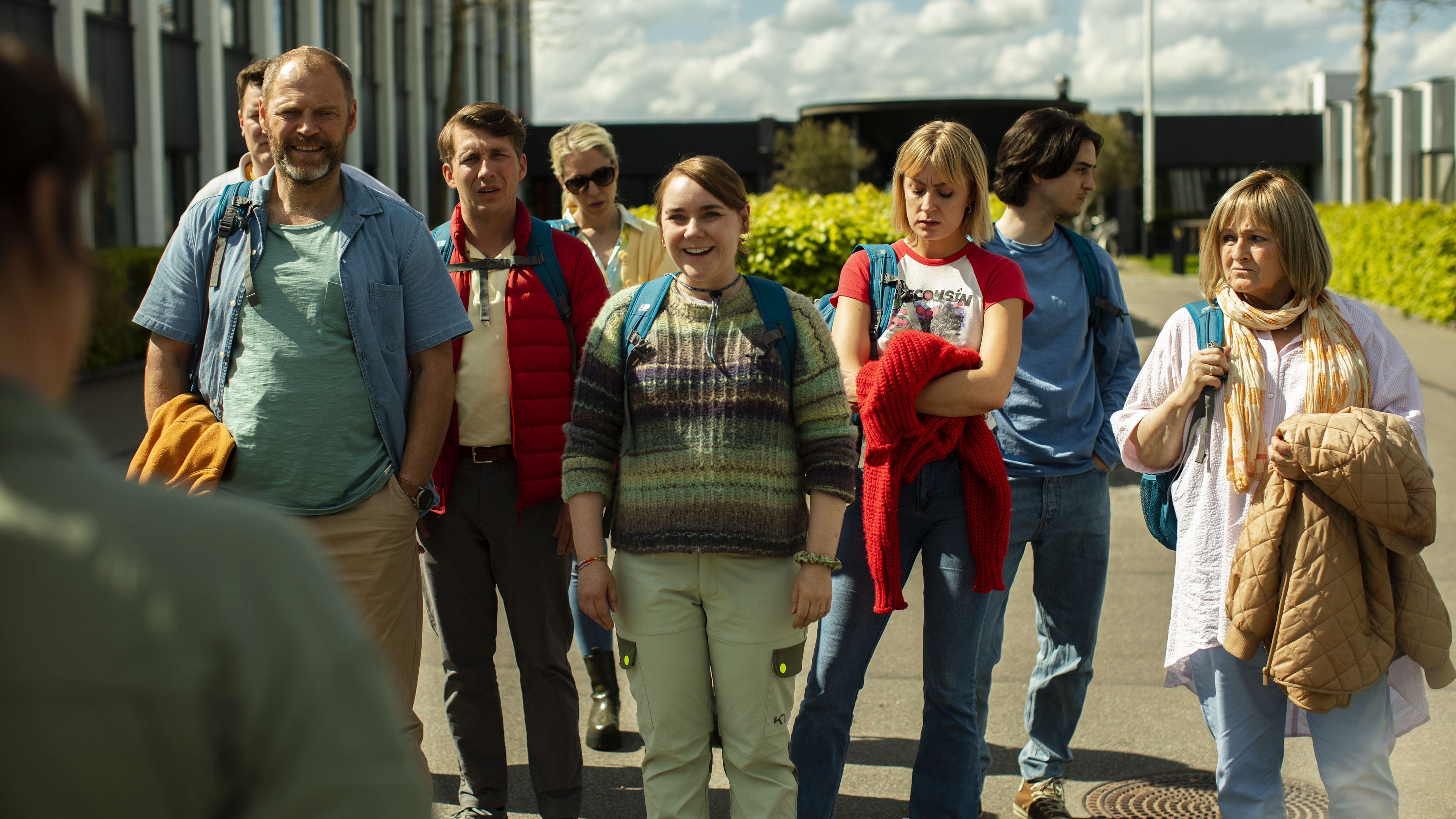 Kursisterne er netop ankommet til kurset i 'Overleverne'.