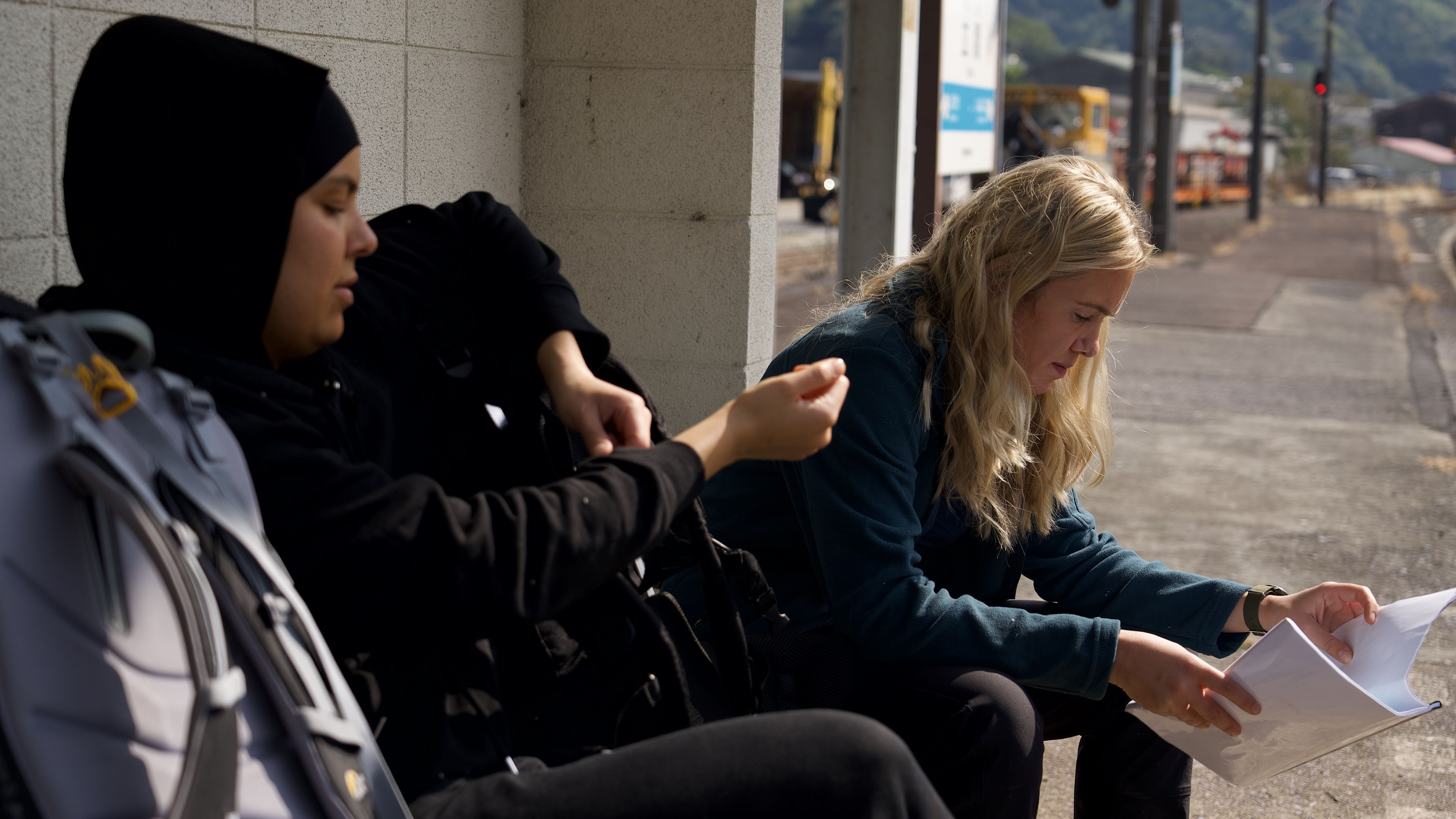 Nadine og Emilie fra Rødt hold venter på tog i Japan