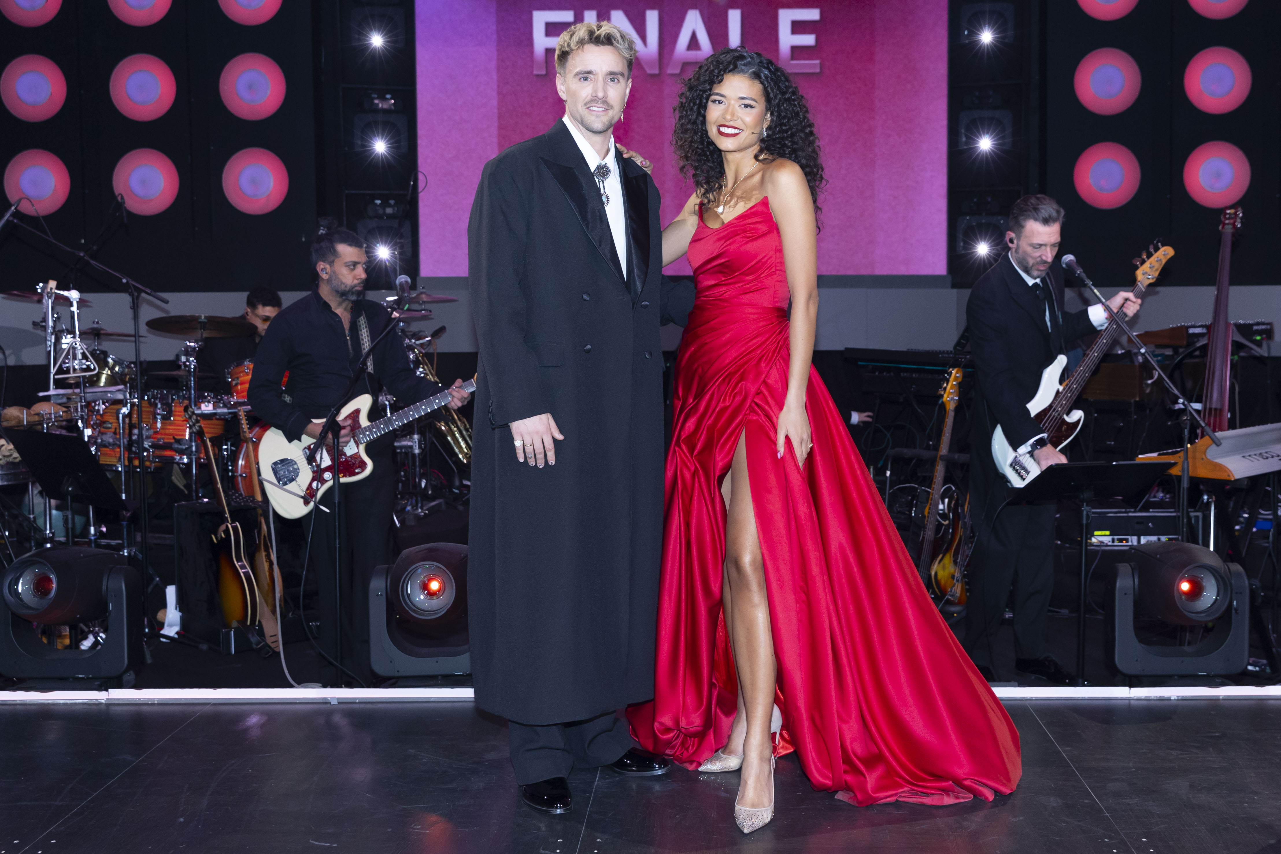 Martin Johannes Larsen og Cilia Trappaud, værter (billedet er fra sæson 21).