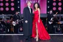 Martin Johannes Larsen og Cilia Trappaud, værter (billedet er fra sæson 21).