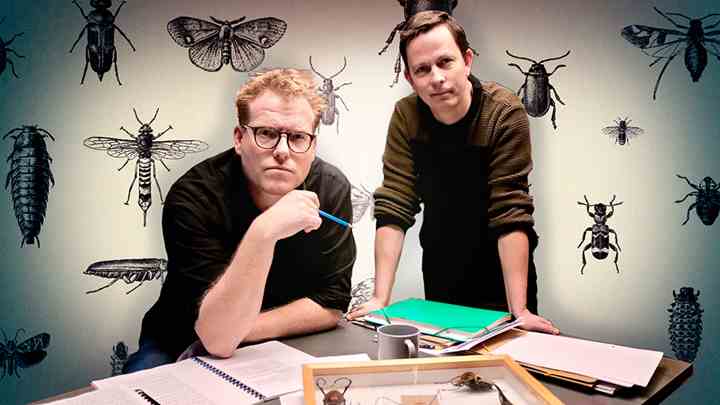 Sebastian Klein og Anders Kofoed er værter i TV 2-programmet 'Da insekterne forsvandt', som sendes torsdag 20. maj. (Foto: Preben Hjort / Rasmus Baunkjær / TV 2)