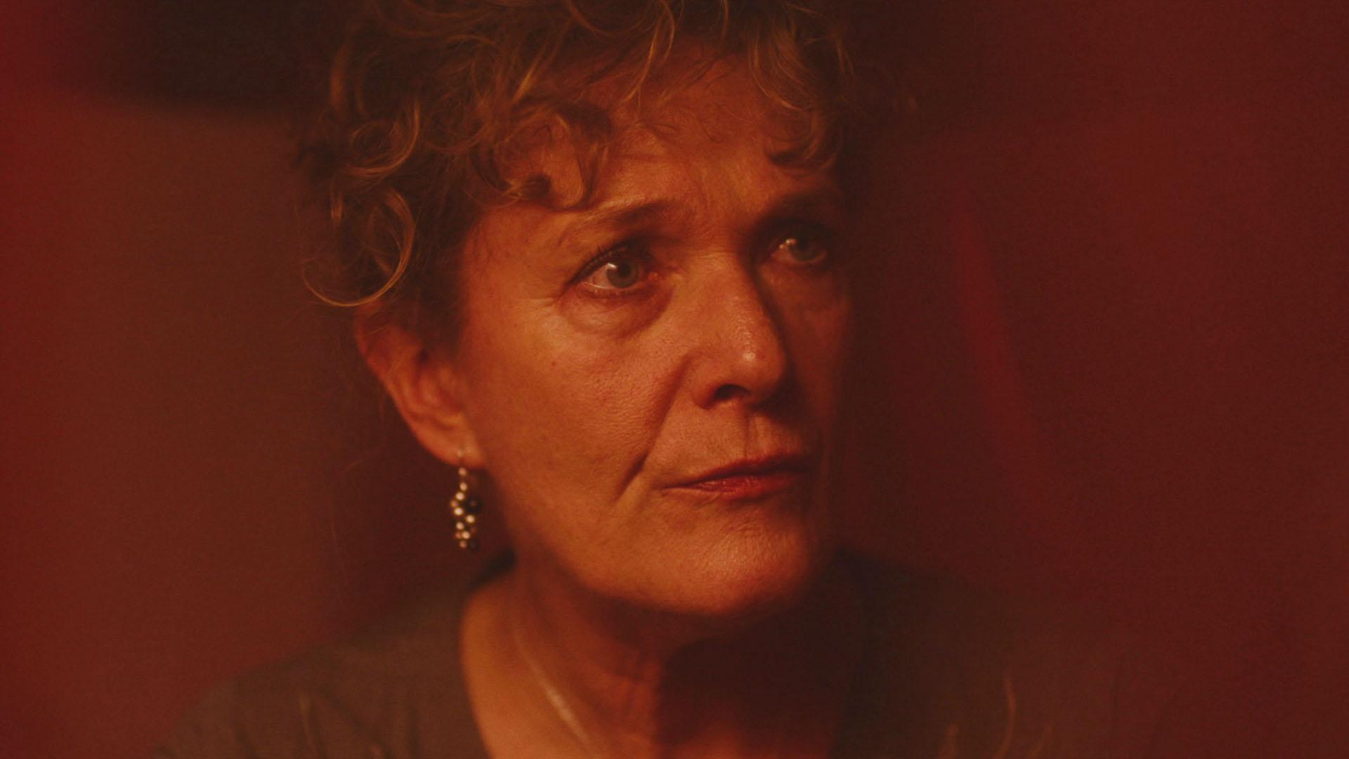 Tammi Øst som Mor Lone i 'Killjoy'.