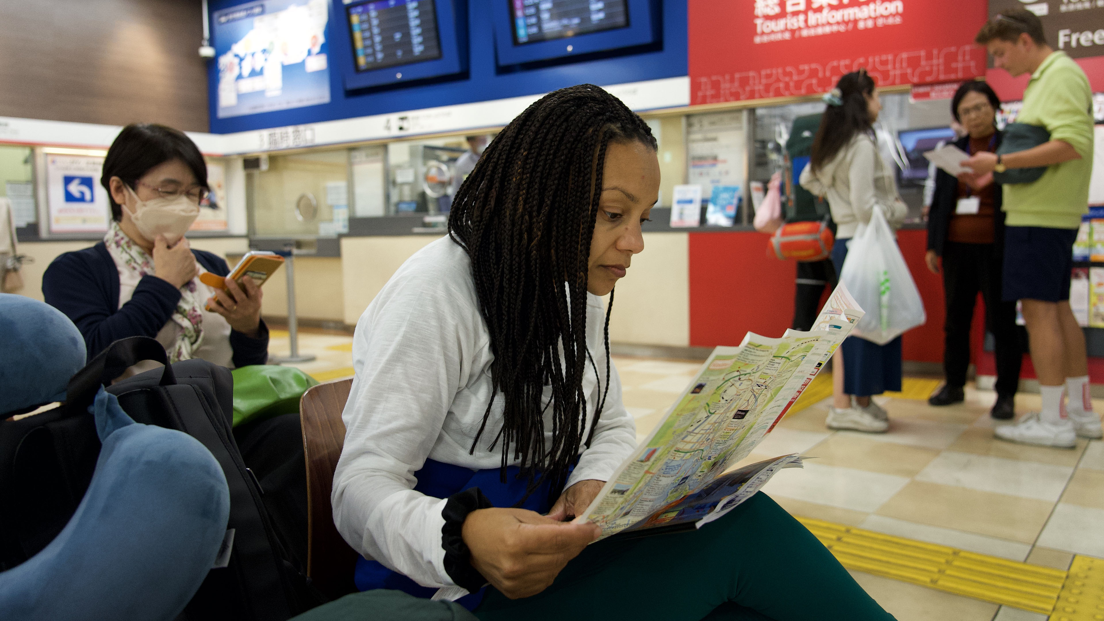 Mariam fra Blåt hold kigger på kort i Tokyo, Japan
