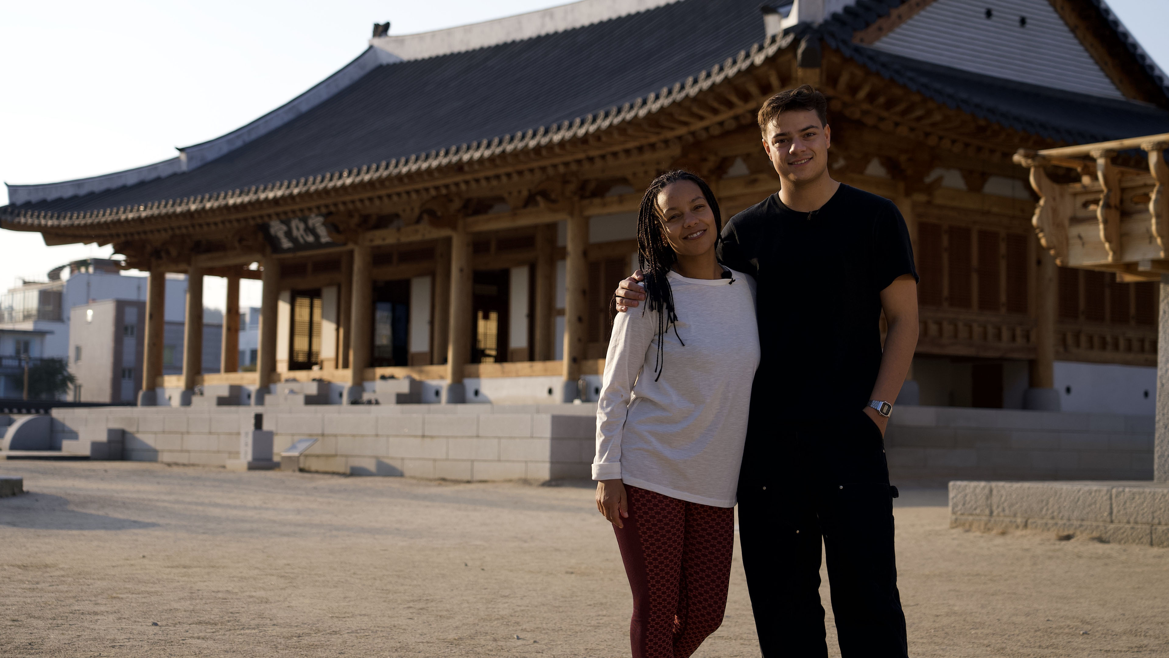 Malik og Mariam fra Blåt hold foran et tempel i Sydkorea.
