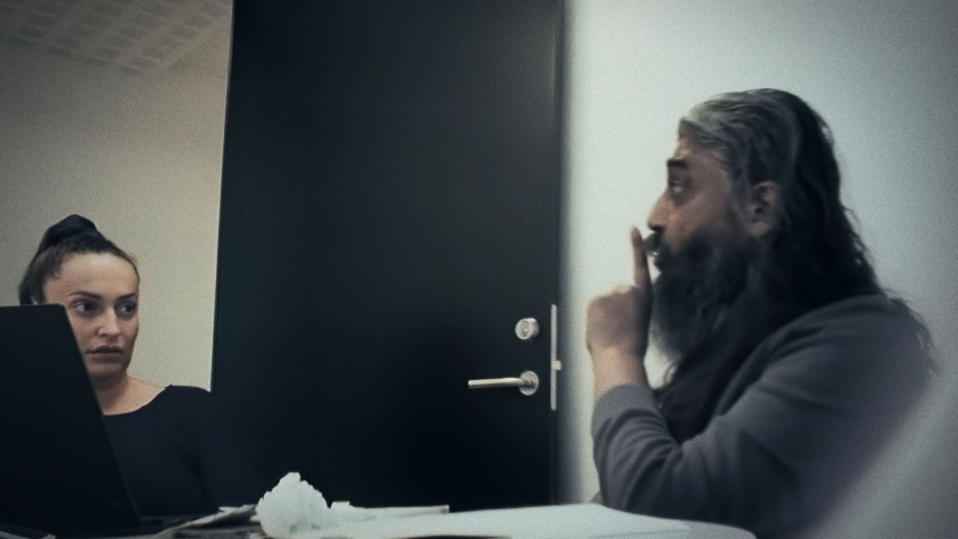 Amira arbejder sig ind på Bandidosrockeren Fasar og får indsigt i omfattende svindel med forurenet jord i 'Den sorte svane'.