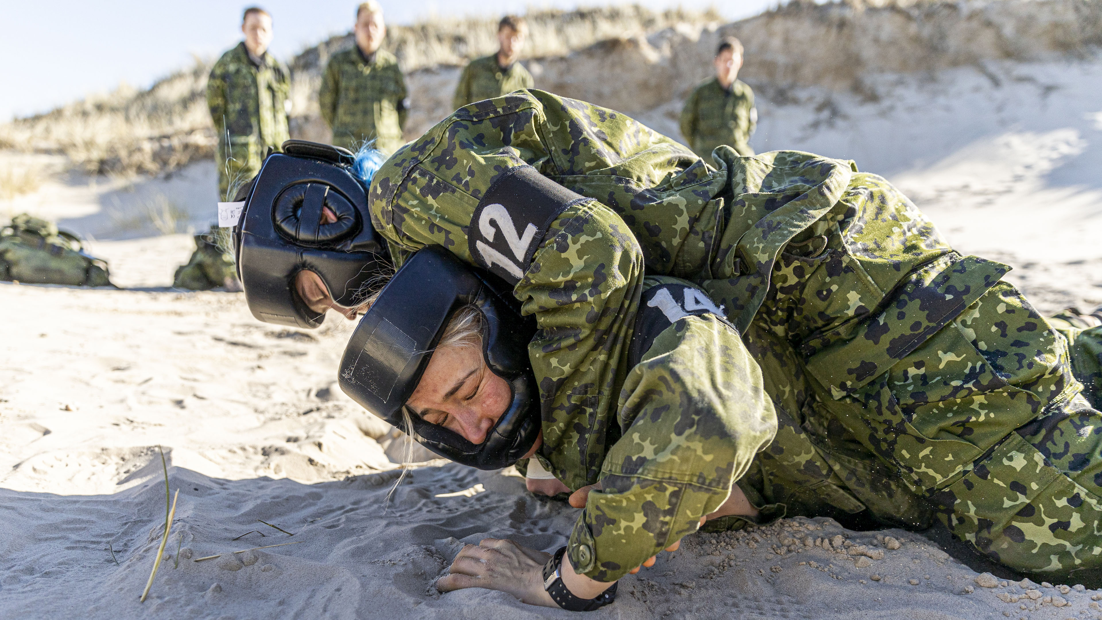 Ukaleq Slettemark og Frederikke Pedersen i 'Korpset - gjort af det rette stof'.