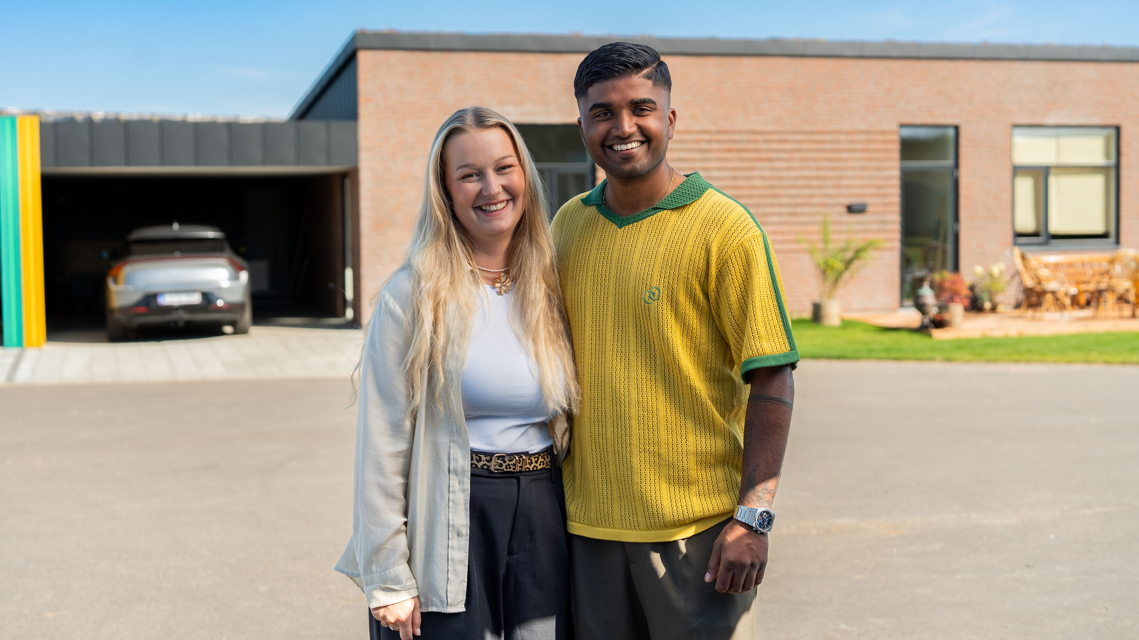 Gult hus - Freja og Vino.