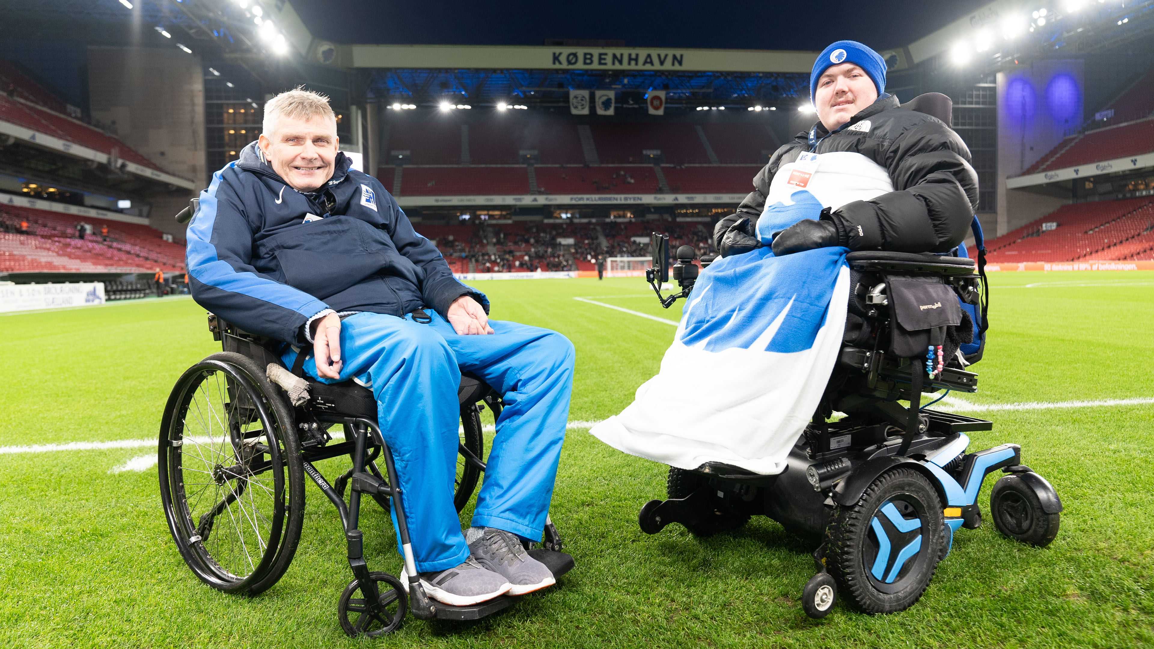 Michael, der pludseligt mistede fodboldkarrieren, finder styrke i minderne fra sin storhedstid i Lyngby mens Malthe holder med FC København. Mød dem i 'Mere end en klub'. 