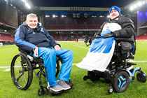 Michael, der pludseligt mistede fodboldkarrieren, finder styrke i minderne fra sin storhedstid i Lyngby mens Malthe holder med FC København. Mød dem i 'Mere end en klub'.