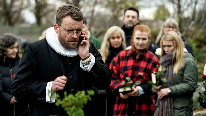 Frank Hvam som Pastor-Per, Bodil Jørgensen som Sonja og Stina Mølgaard som Mie i syvende afsnit af ’Minkavlerne II’.