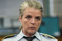 Lotte Andersen som politiinspektør Hanegaard i den danske krimiserie 'Sommerdahl III' fra 2021.