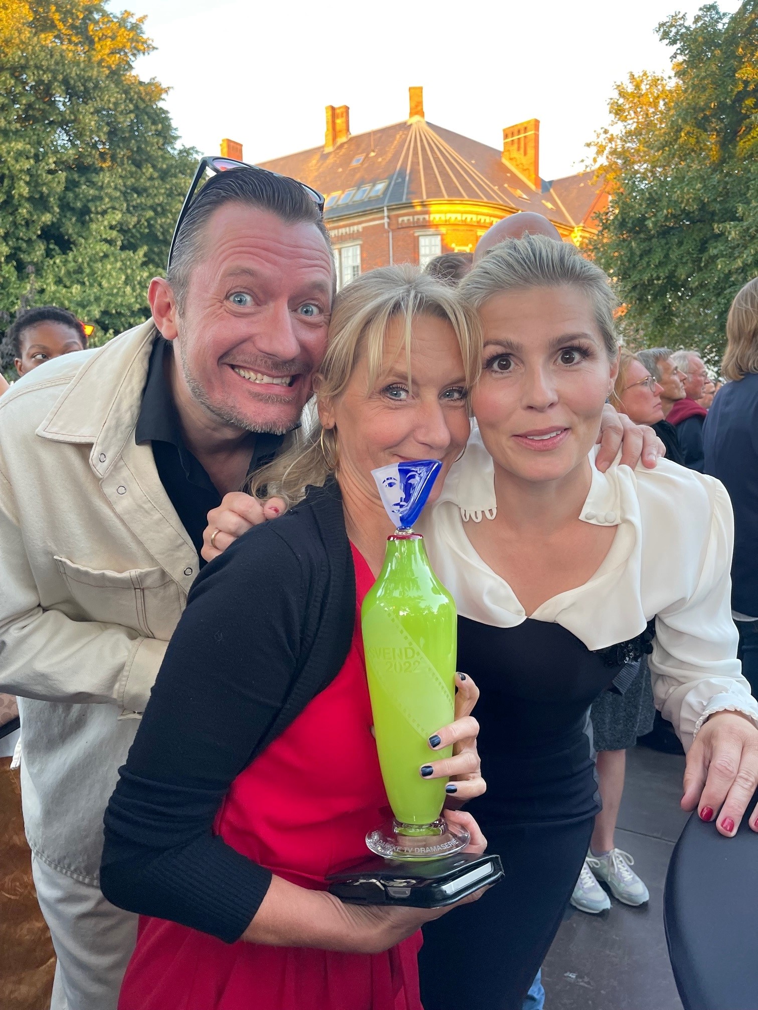 Jens Jacob Tychsen, Anette Støvelbæk og Cecilie Stenspil fra 'Badehotellet'. Foto: TV 2.