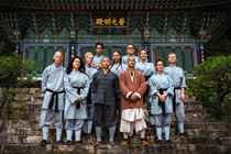 De ni kendte danskere sammen med Master Yan Lei og Master Heng Yi i 'Shaolin'.