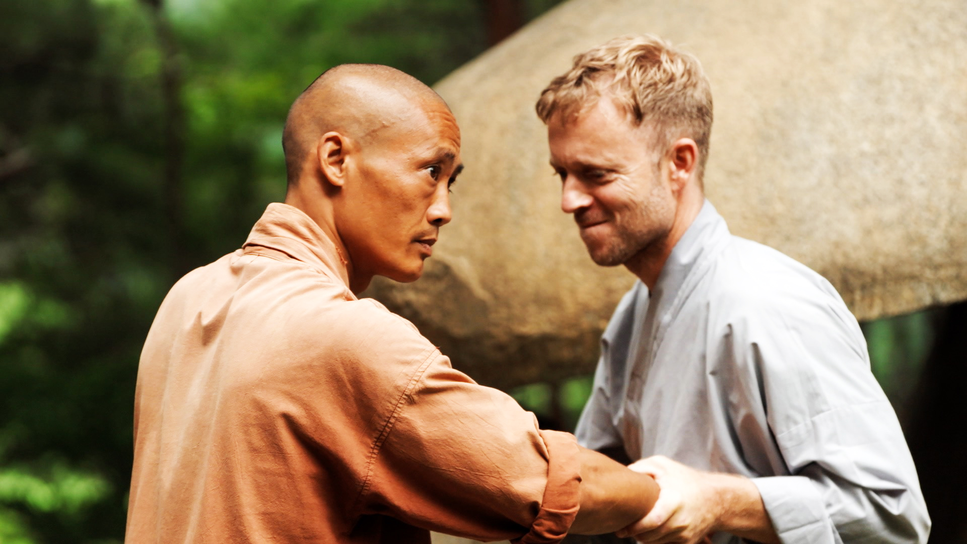 Master Heng Yi og Laus Høybye i 'Shaolin'.