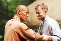 Master Heng Yi og Laus Høybye i 'Shaolin'.