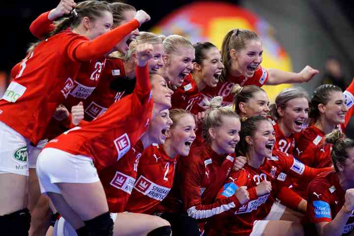 Ved VM i kvindehåndbold i december blev Danmarks håndboldkvinder bronzevindere – og nye seerfavoritter hos danskerne. I 2022 sender TV 2s kanaler eksklusivt fra EM-slutrunderne for herrer (som er i gang) og for kvinder. (Foto: Liselotte Sabroe / Ritzau Scanpix / TV 2)