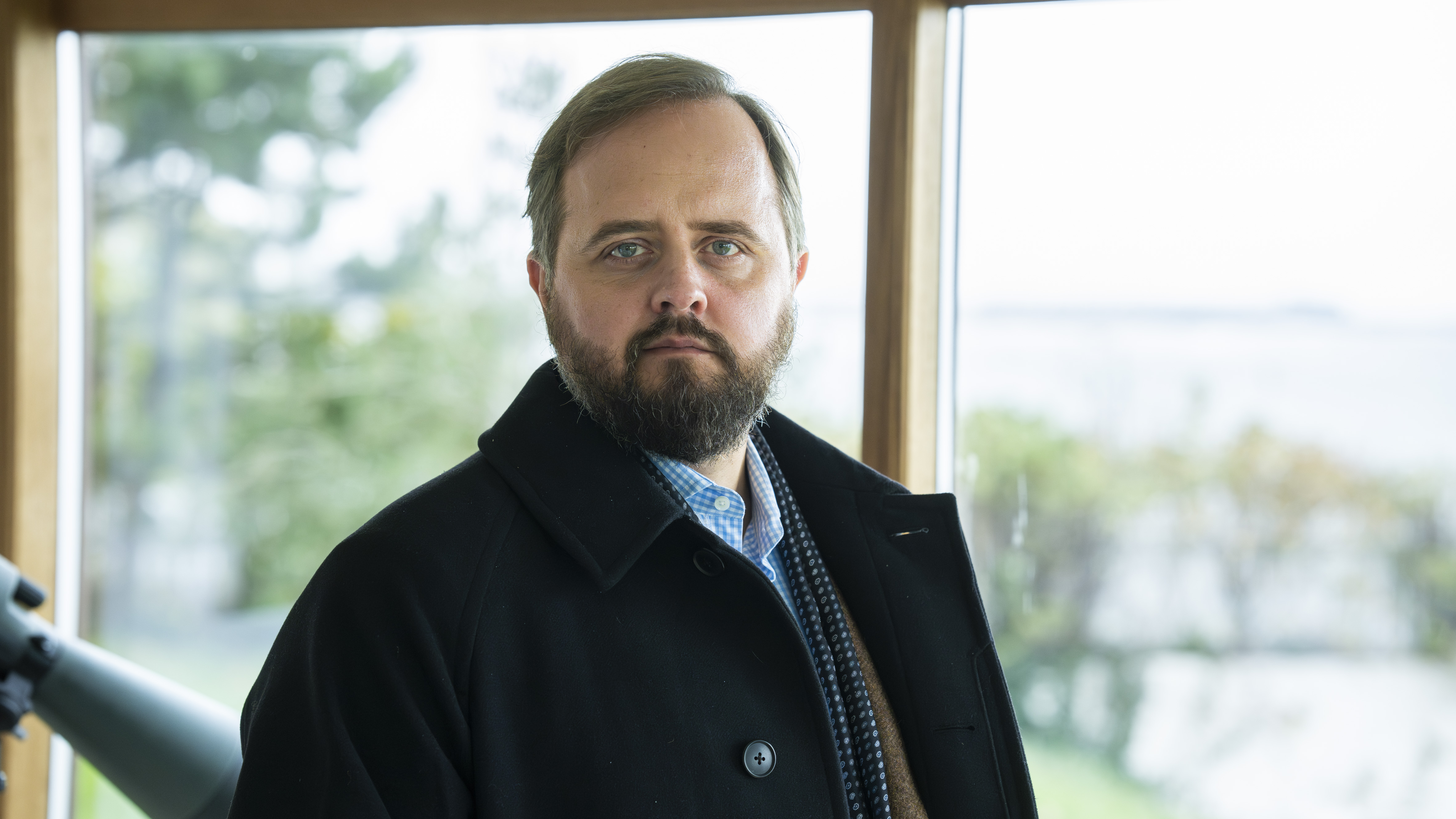 Magnus Millang som Henrik.