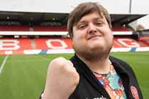 AAB-fan Kenny kæmper mod homofobi i fodbold. Mød ham i 'Mere end en klub'.