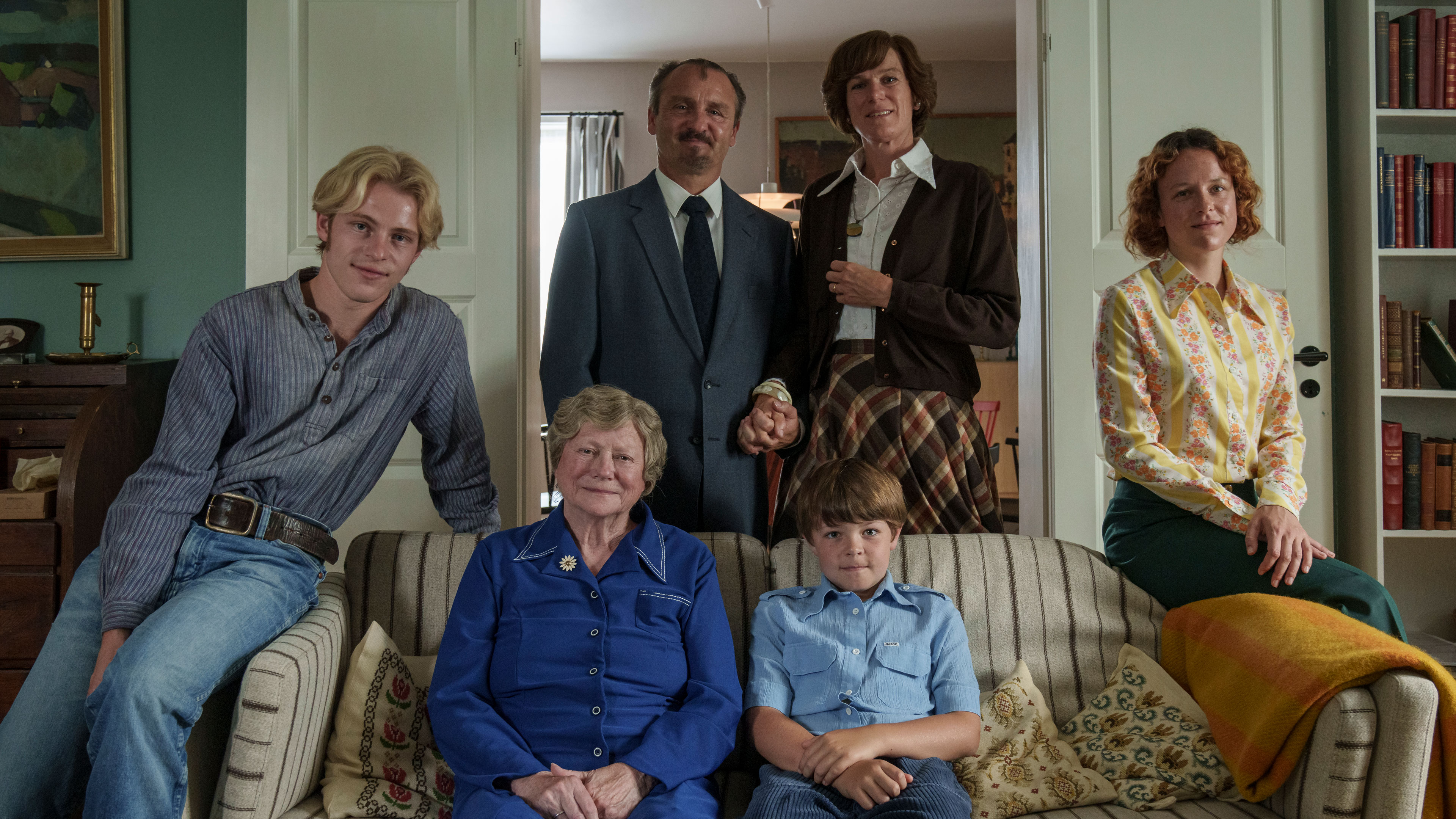 Peter (Magnus Juhl Andersen), Karla (Lisbet Dahl), Lars (Marius Damslev), Anker (Lars Ranthe), Ingrid (Maria Rich) og Kirsten (Nanna Koppel) i 'Anker'.