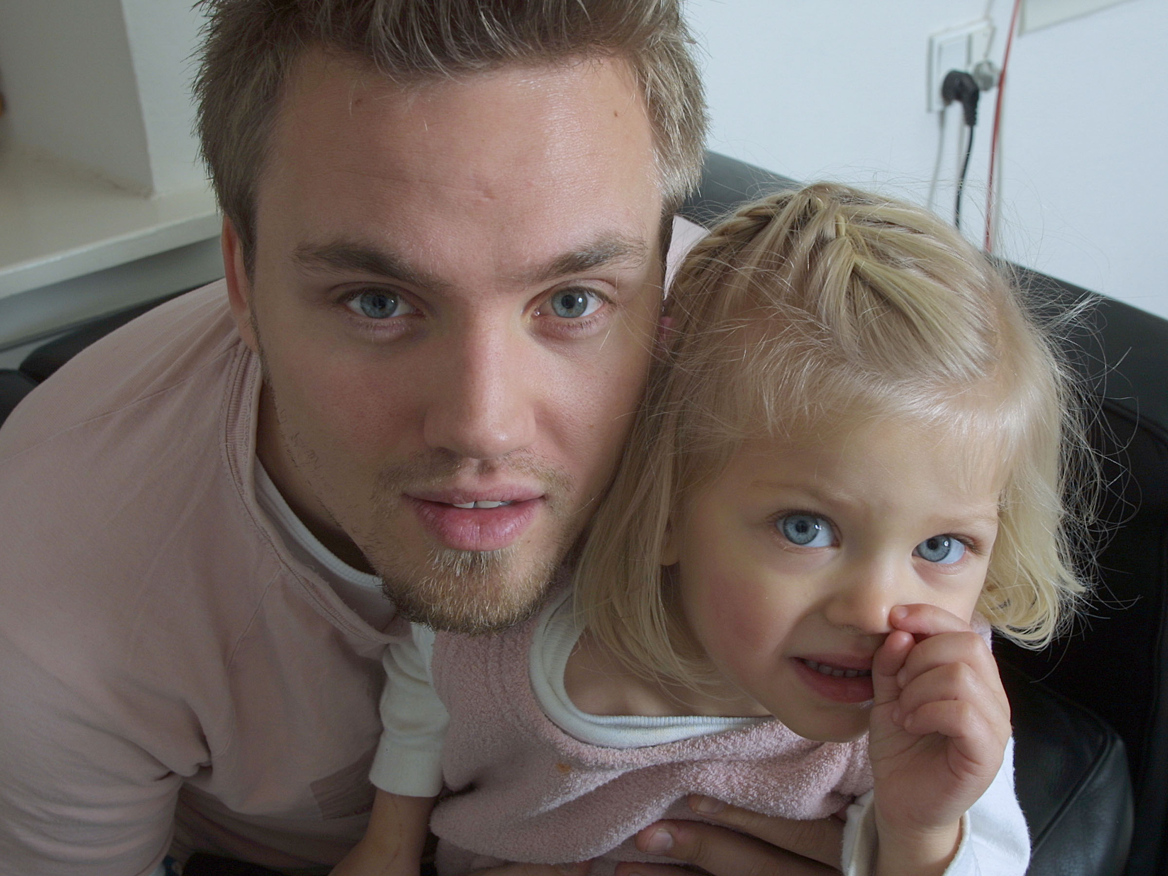 Mathilde, to år, og hendes far, Martin.