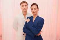 Sarah Grünewald og Martin Johannes Larsen, værter i 'Vild med dans' i sæson 19 og 20.