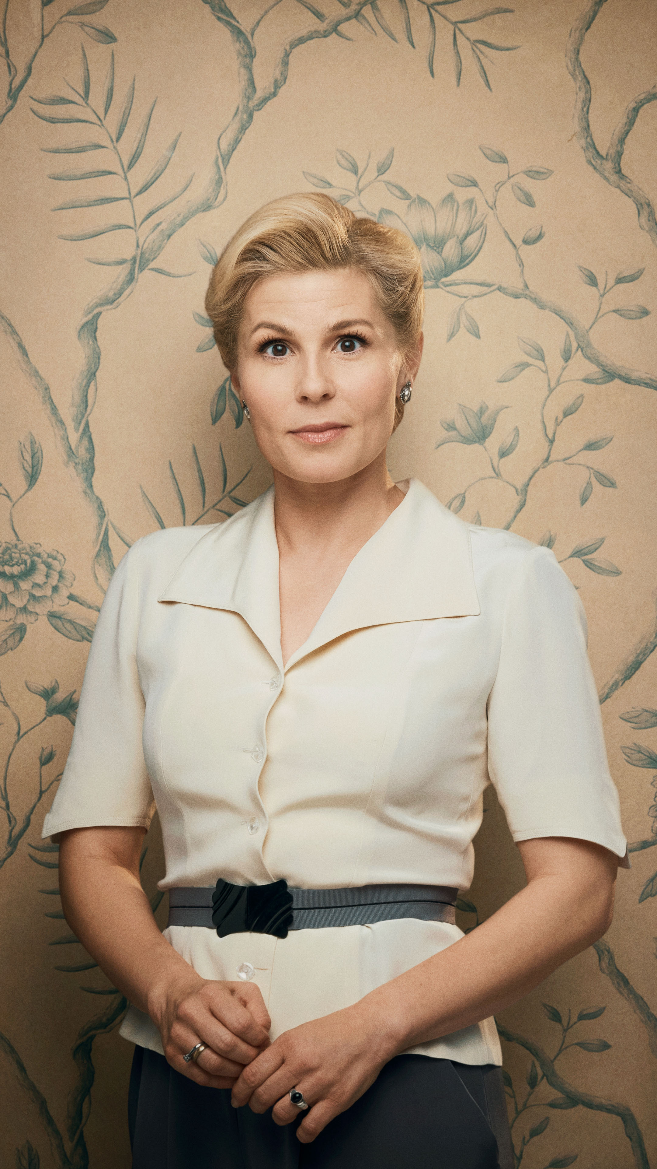 Helene Weyse (Cecilie Stenspil) portræt højkant uden titellogo.