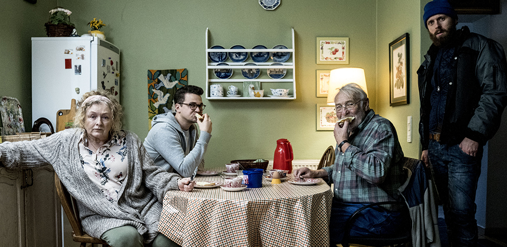 Fra køkkenet hos ’Minkavlerne’ i sæson 2: Kirsten Lehfeldt i rollen som Gerda, Ruben Søltoft som Jakob, Niels Hausgaard som Niller og Kasper Gross som Martin. (Fotos: Per Arnesen / TV 2)