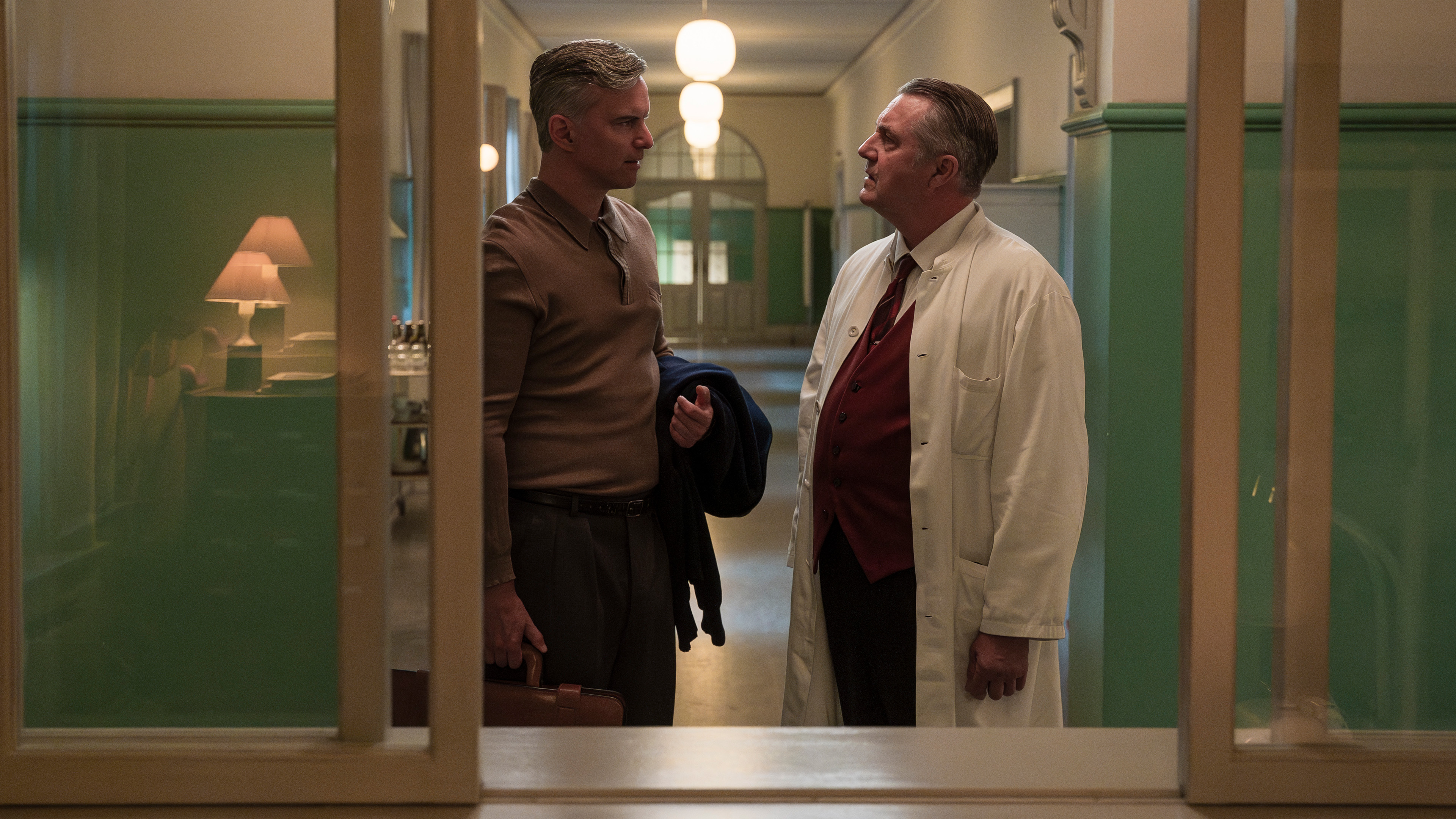 John Neumann (Jon Lange) og Bent Neergaard (Jens Jørn Spottag) i syvende sæson af 'Sygeplejeskolen'.