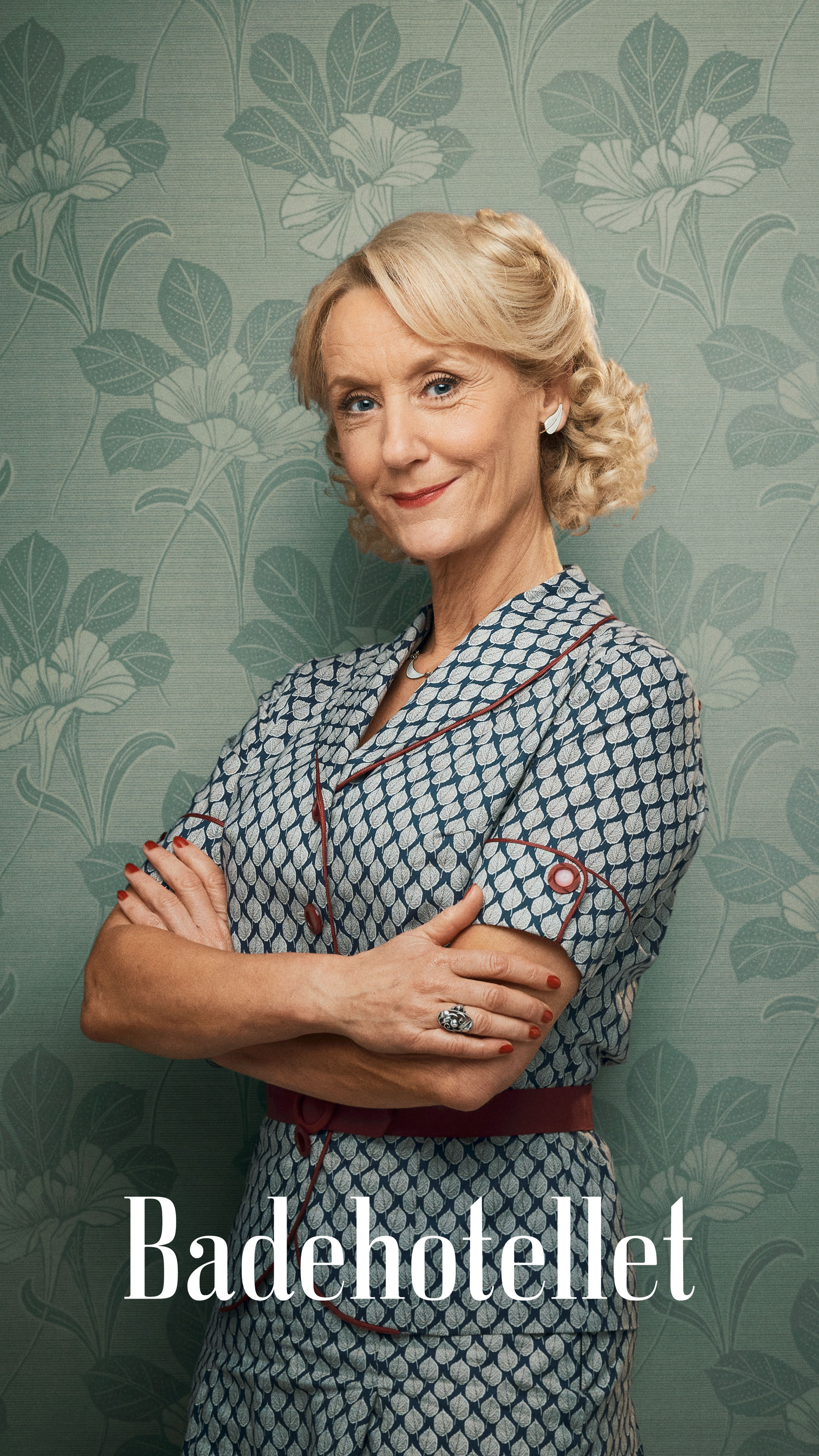 Alice Frigh (Anette Støvelbæk) portræt højkant med titellogo.