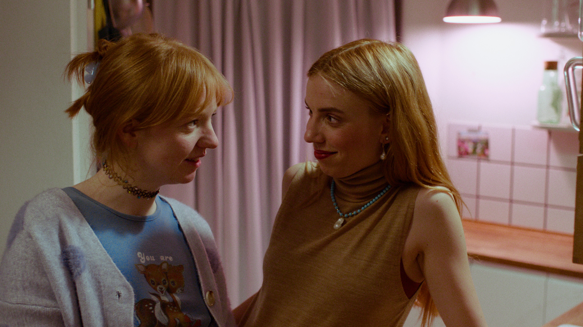 Siff Vintersol som Liv og Emma Sehested Høeg som Nanna i 'Killjoy'.