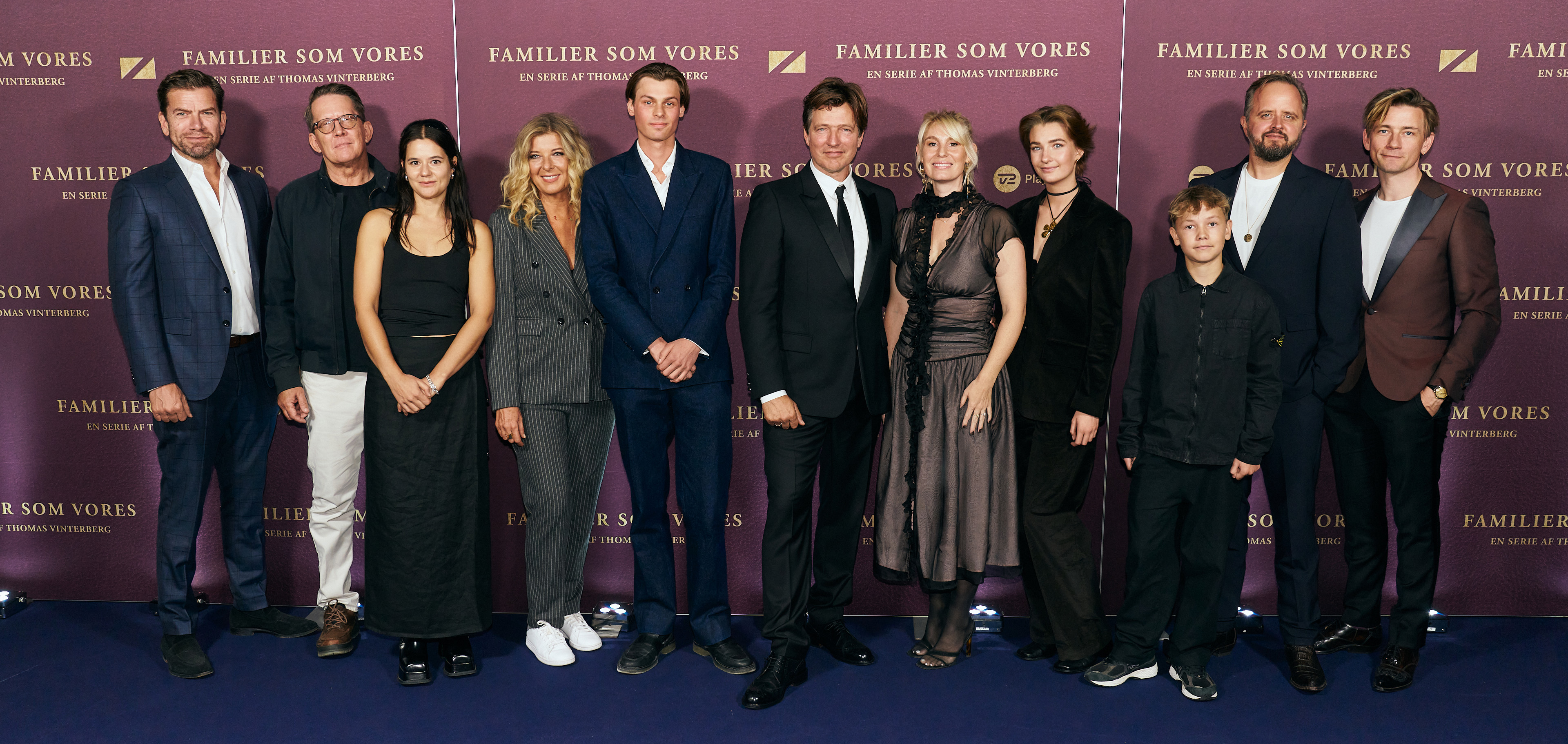 Fra venstre er det Nikolaj Lie Kaas, Thomas Bo Larsen, Asta Kamma August, Paprika Steen, Albert Rudbeck Lindhardt, Thomas Vinterberg, Helene Reingaard Neumann, Amaryllis August, Max Kaysen Høyrup, Magnus Millang og Esben Smed ved gallapremieren i København 29. september.