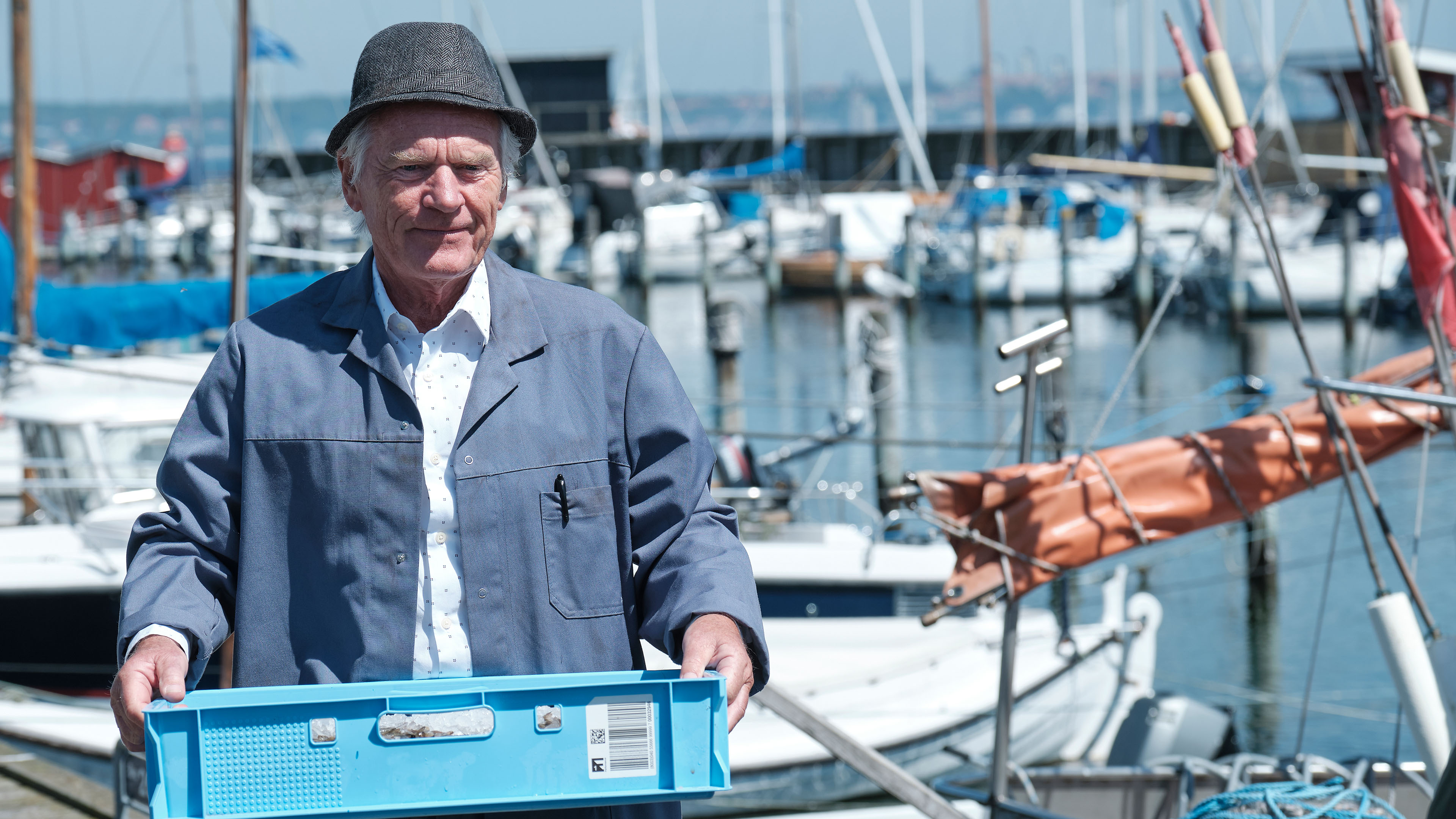 Kurt Ravn i rollen som den lokale fisker Otto er en af de nye medvirkende i 'Sommerdahl'. (Foto: Henrik Petit / TV 2)