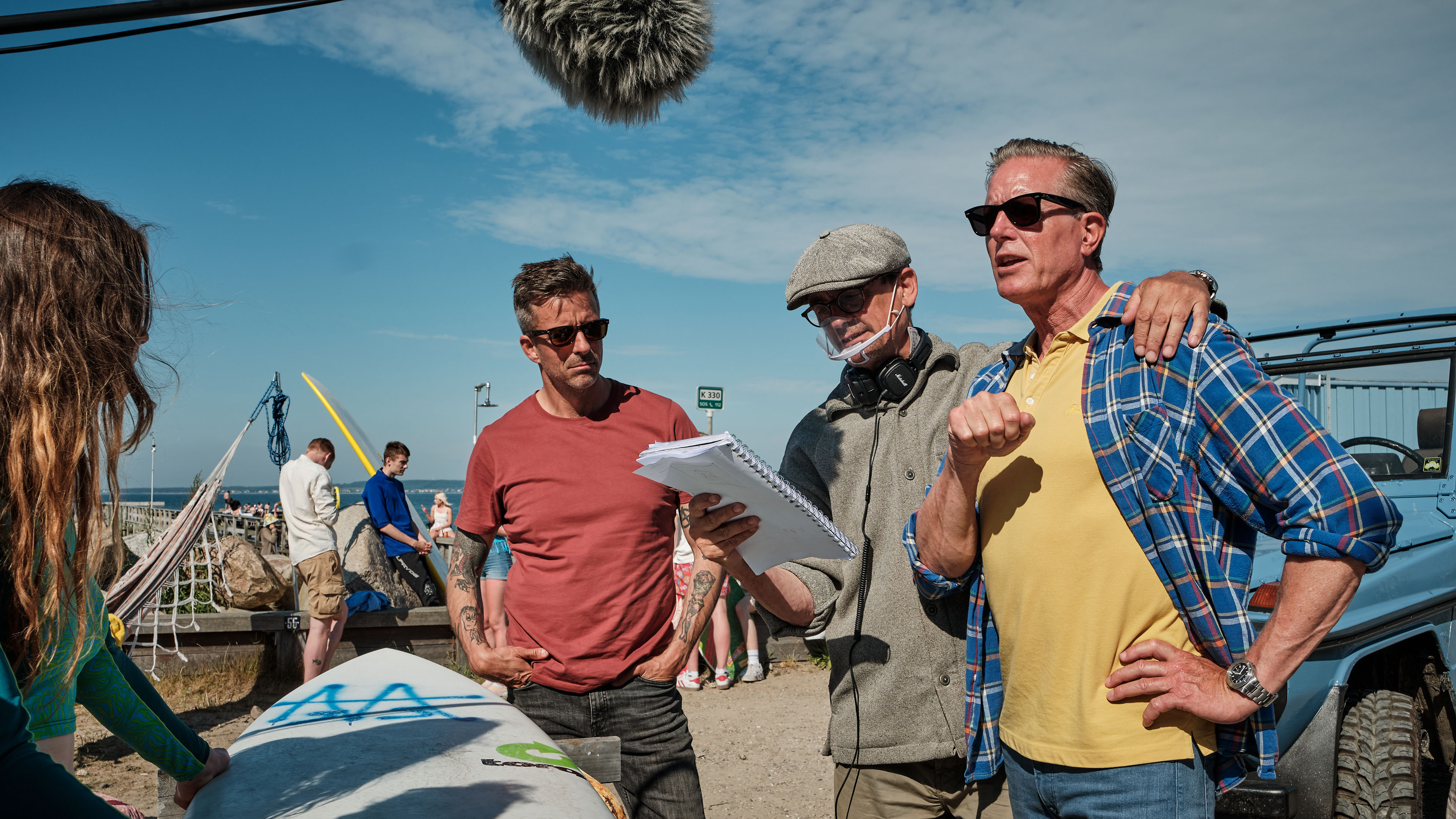 André Babikian som Flemming Torp, instruktør Rumle Hammerich og Peter Mygind som Dan Sommerdahl under optagelserne til 'Sommerdahl III' fra 2021. 