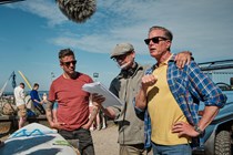 André Babikian som Flemming Torp, instruktør Rumle Hammerich og Peter Mygind som Dan Sommerdahl under optagelserne til 'Sommerdahl III' fra 2021. 