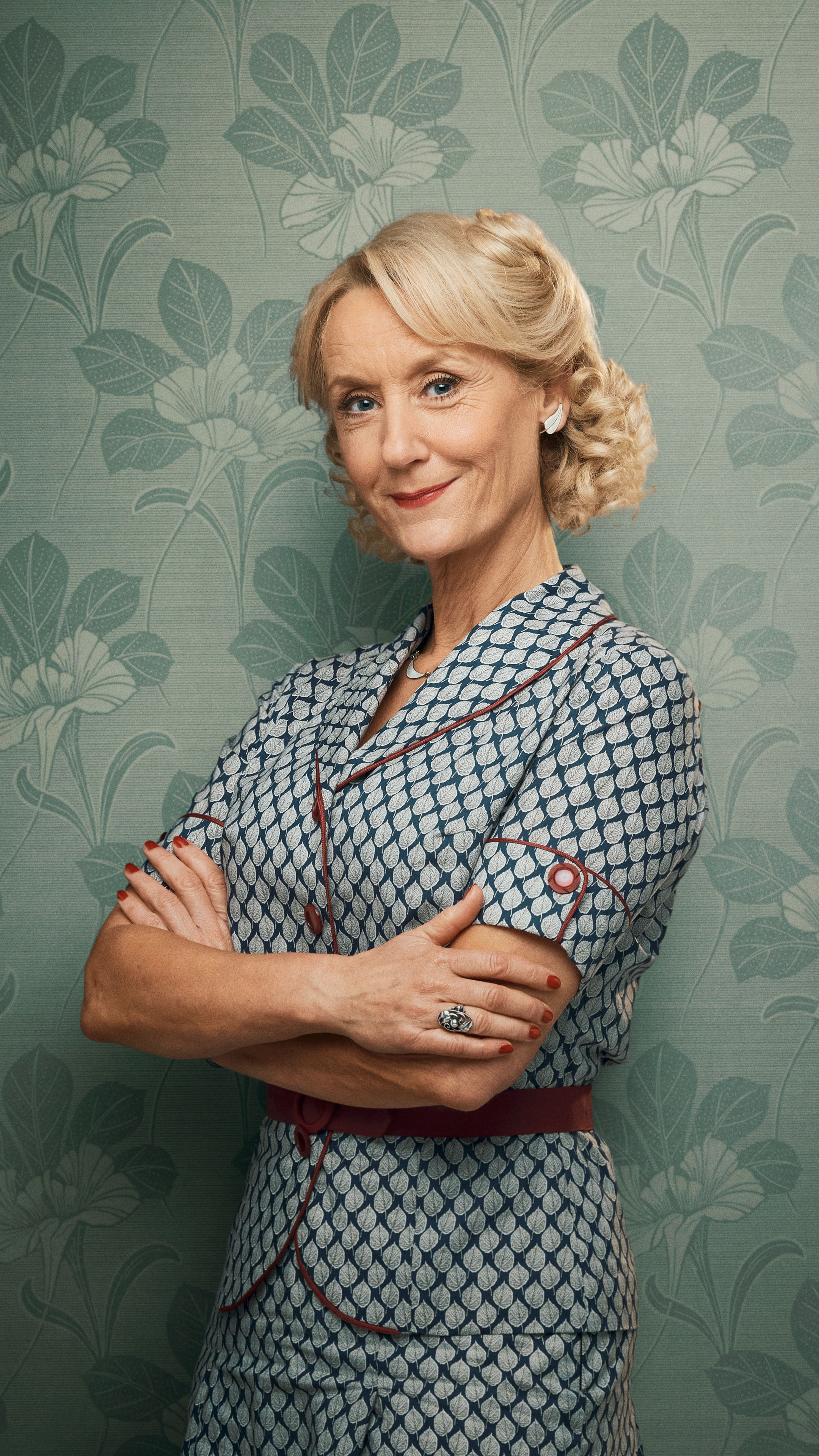 Alice Frigh (Anette Støvelbæk) portræt højkant uden titellogo.