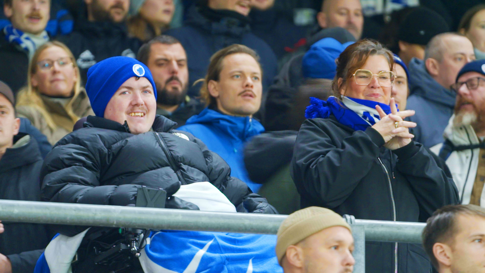 Unge Malthe glemmer sin sjældne nervesygdom, når han hepper på FCK. Mød ham i 'Mere end en klub'. 