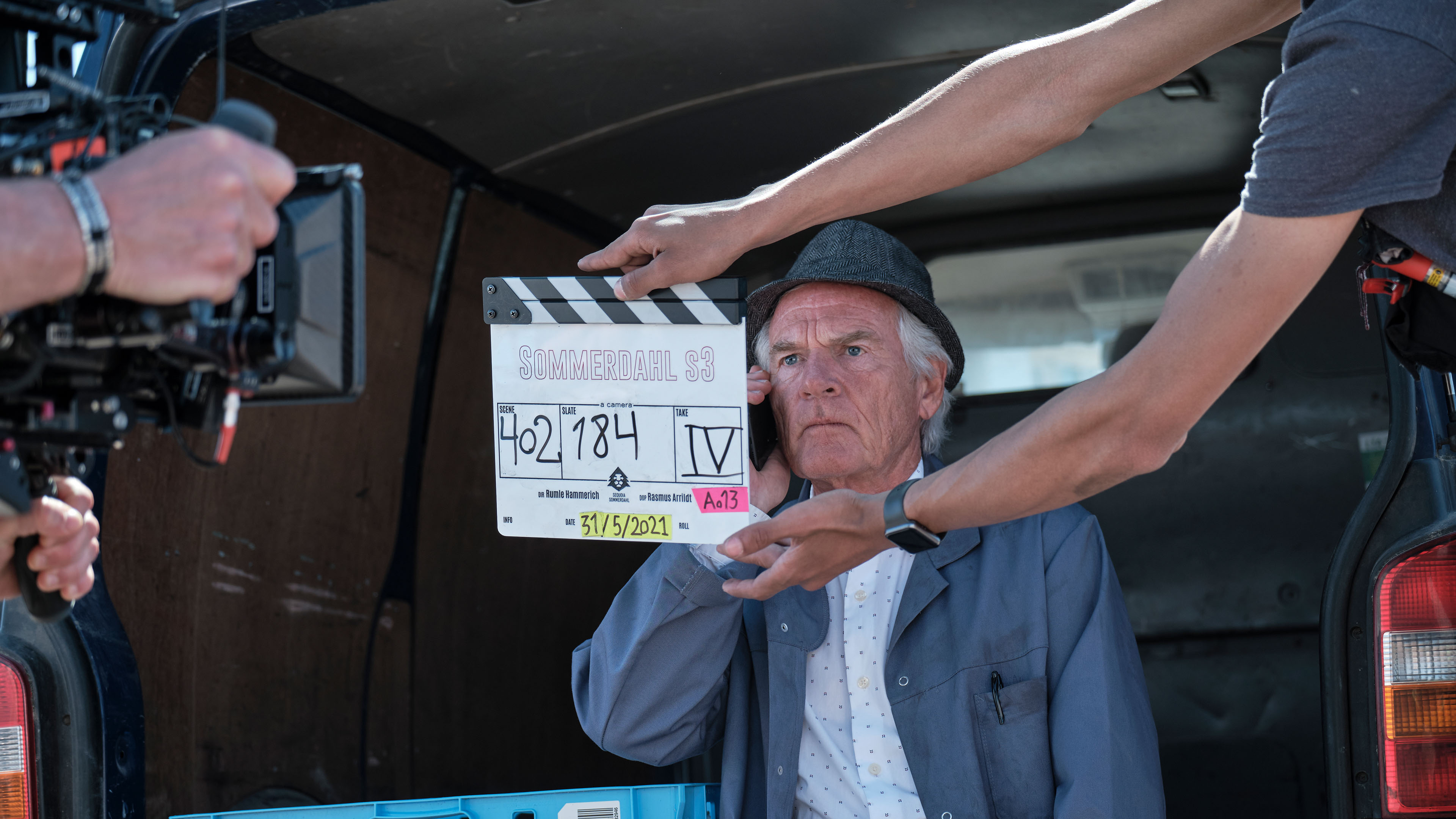 Kurt Ravn som fiskehandler Otto under optagelserne til 'Sommerdahl III' fra 2021. 