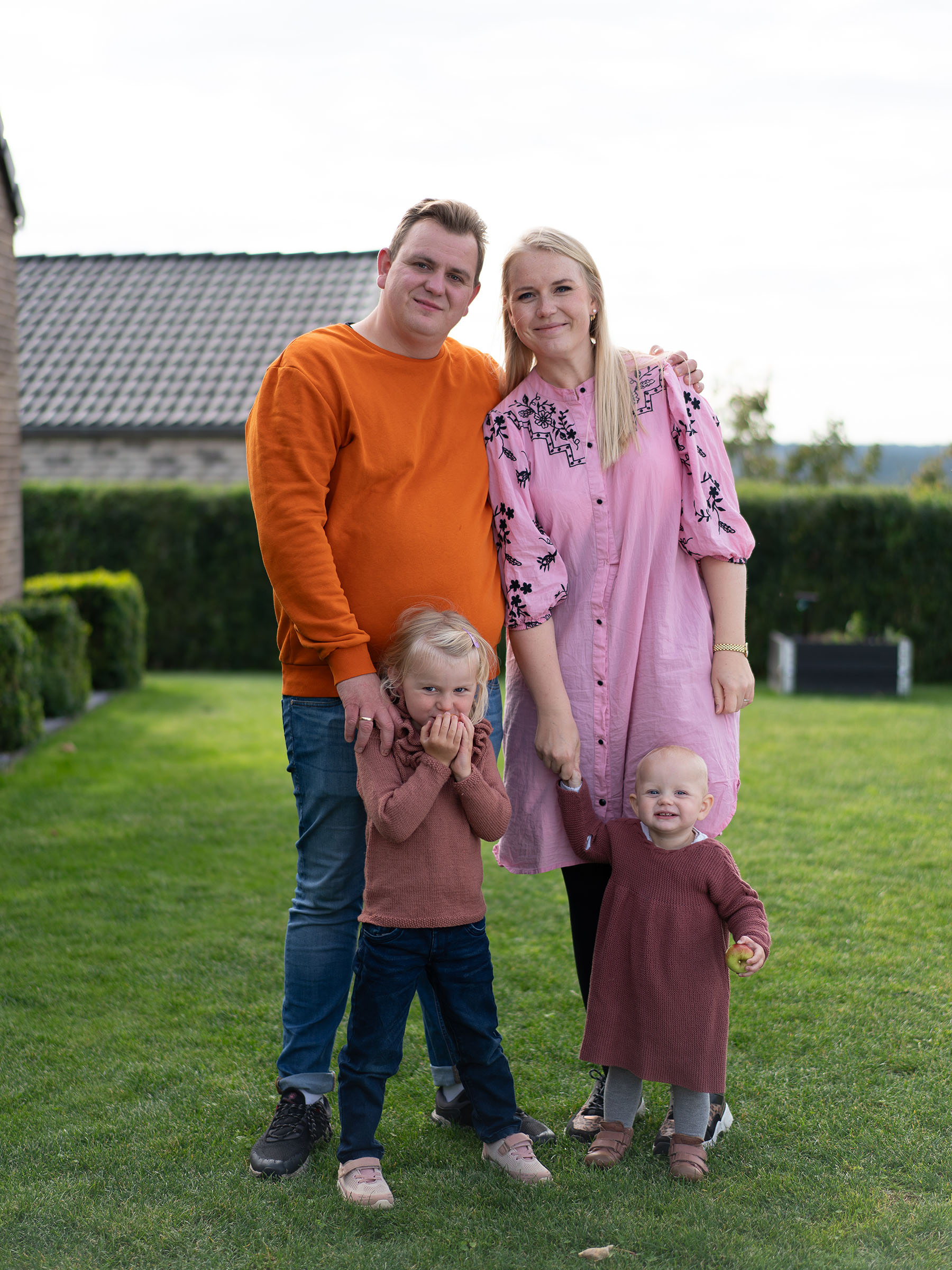 I Mørke på Djursland bor Solvej med sin lillesøster, Mathilde, og forældrene, Nikolaj og Maria.