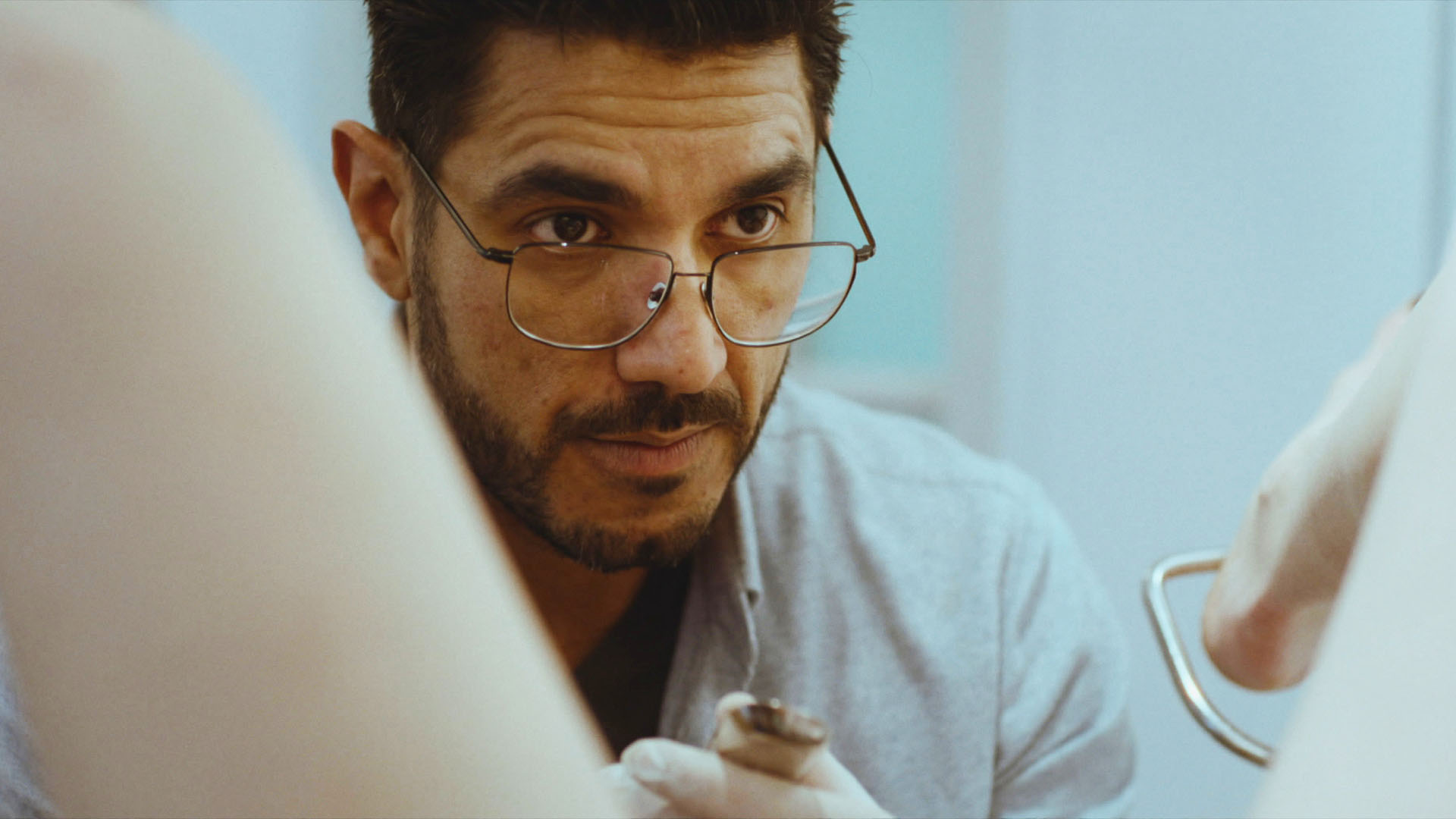 Afshin Firouzi som læge i 'Killjoy'.