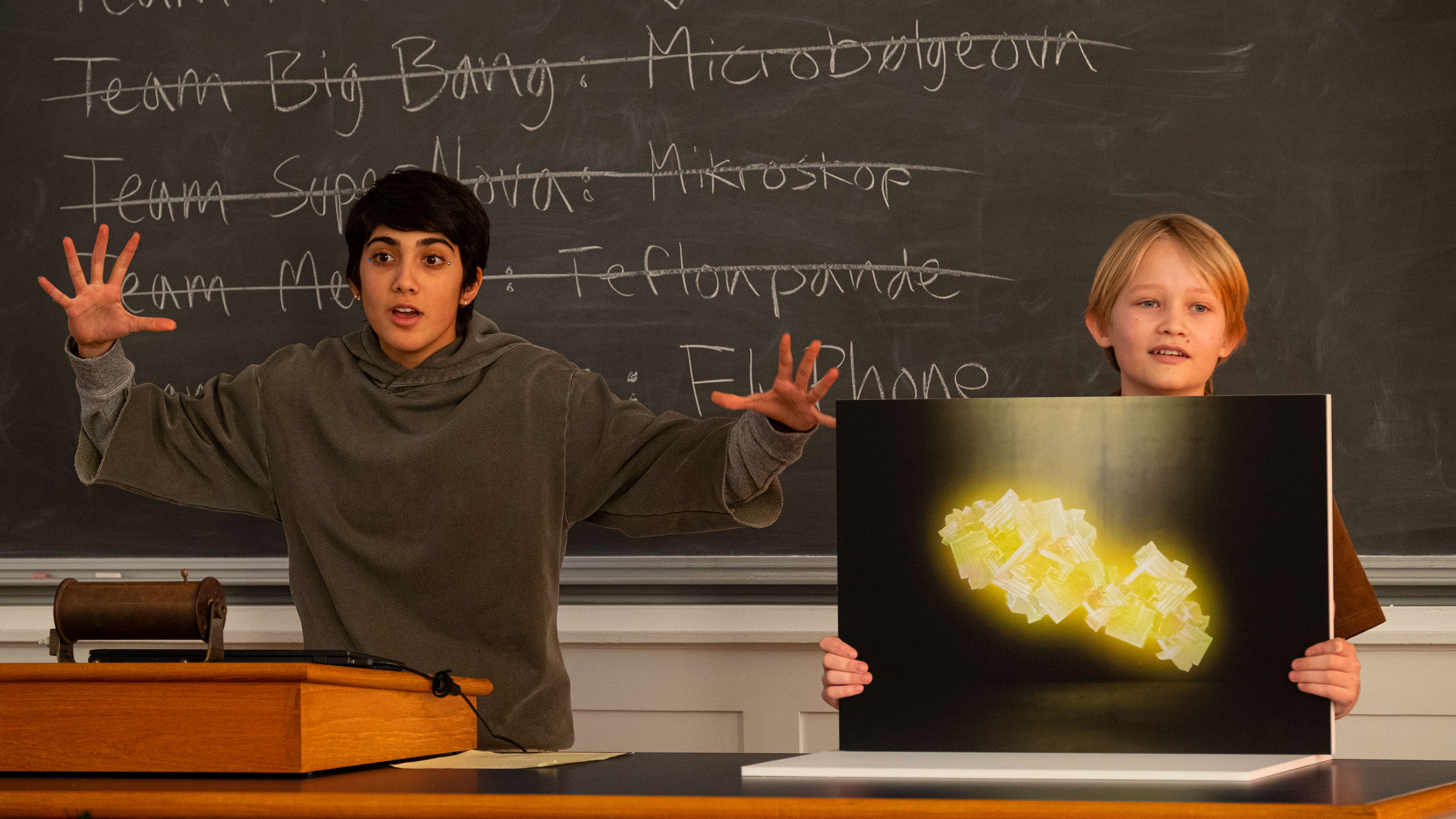 Noor (Shireen Rasool) og Elias (Bertil Karlshøj Smith) på AstroCamp i ’Kometernes jul’. TV 2s familiejulekalender var startskuddet på det nationale videnskabsår 2022, hvor det er 100 år siden, Niels Bohr modtog Nobelprisen i fysik. (Foto: Henrik Petit / TV 2)