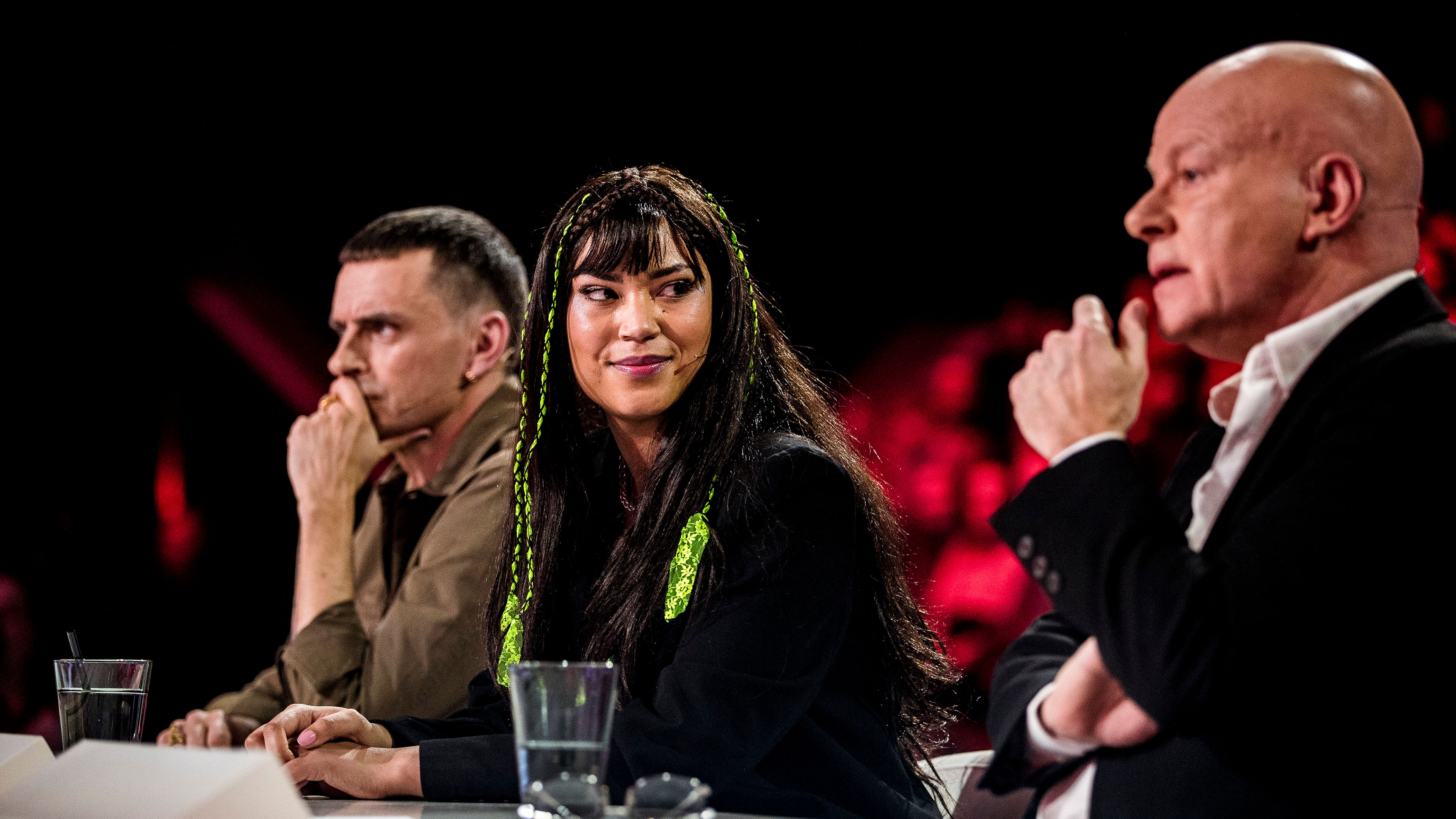 Fjerde liveshow: Kwamie Liv ved dommerbordet med de to andre dommere.