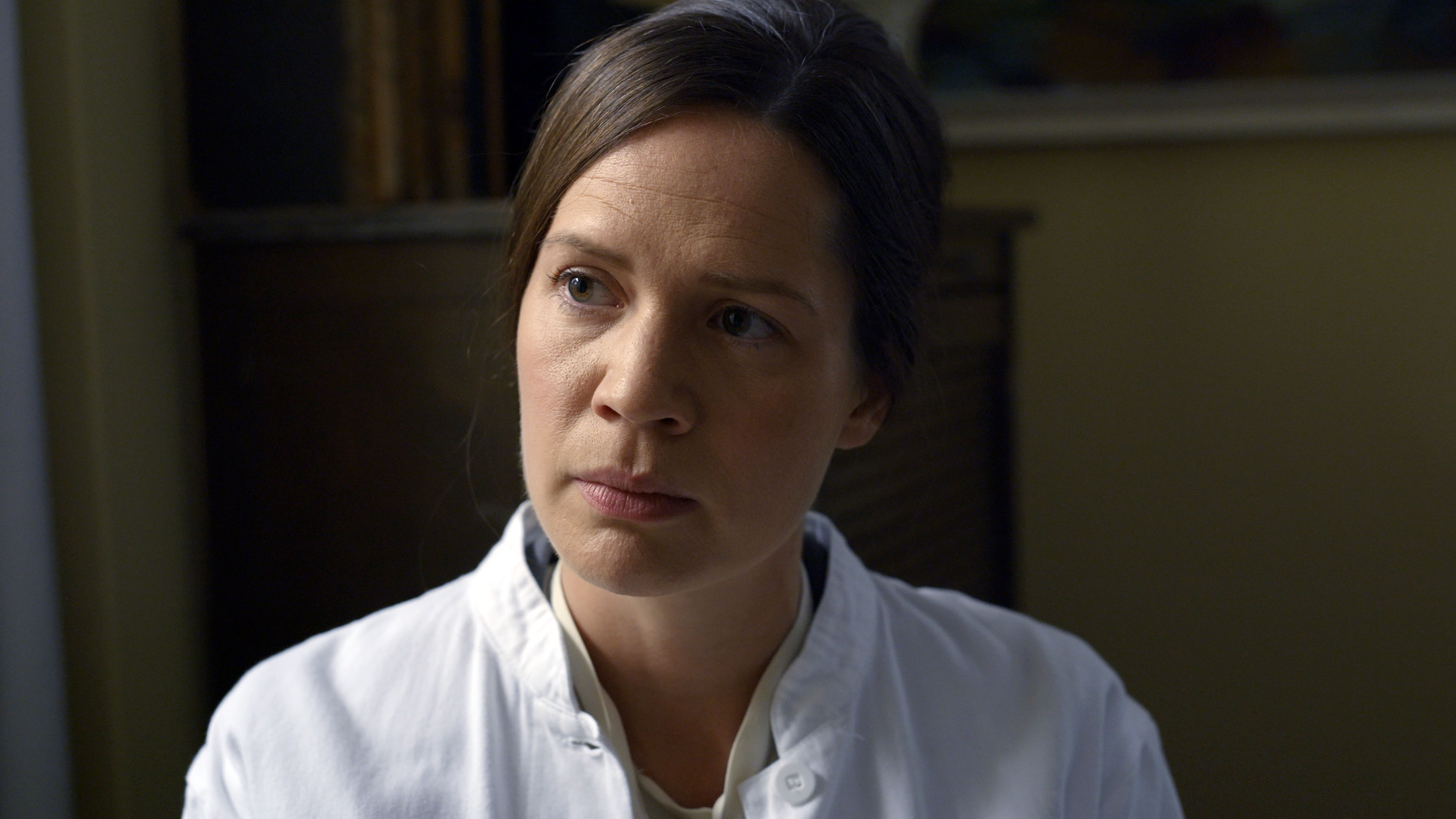 Amalie Dollerup i rollen som læge Ketty Kjærbye Kristensen.