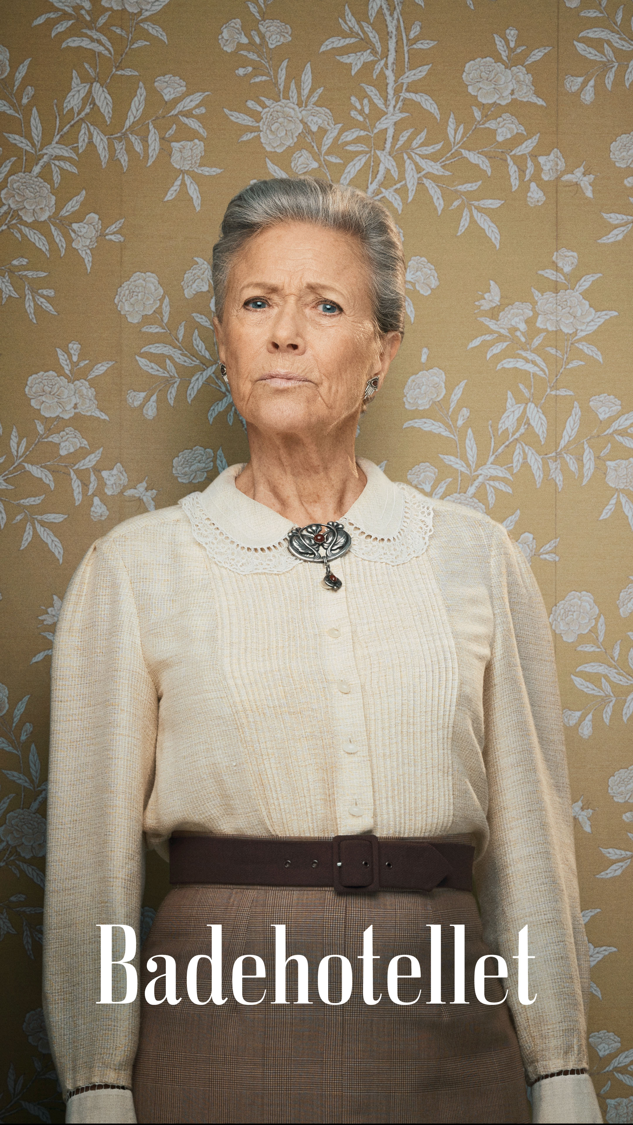 Fru Fjeldsø (Birthe Neumann) - portræt højkant med logo.