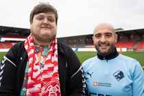Kenny er AAB-fan og Shahab er Randers-fan. Mød dem i 'Mere end en klub'.