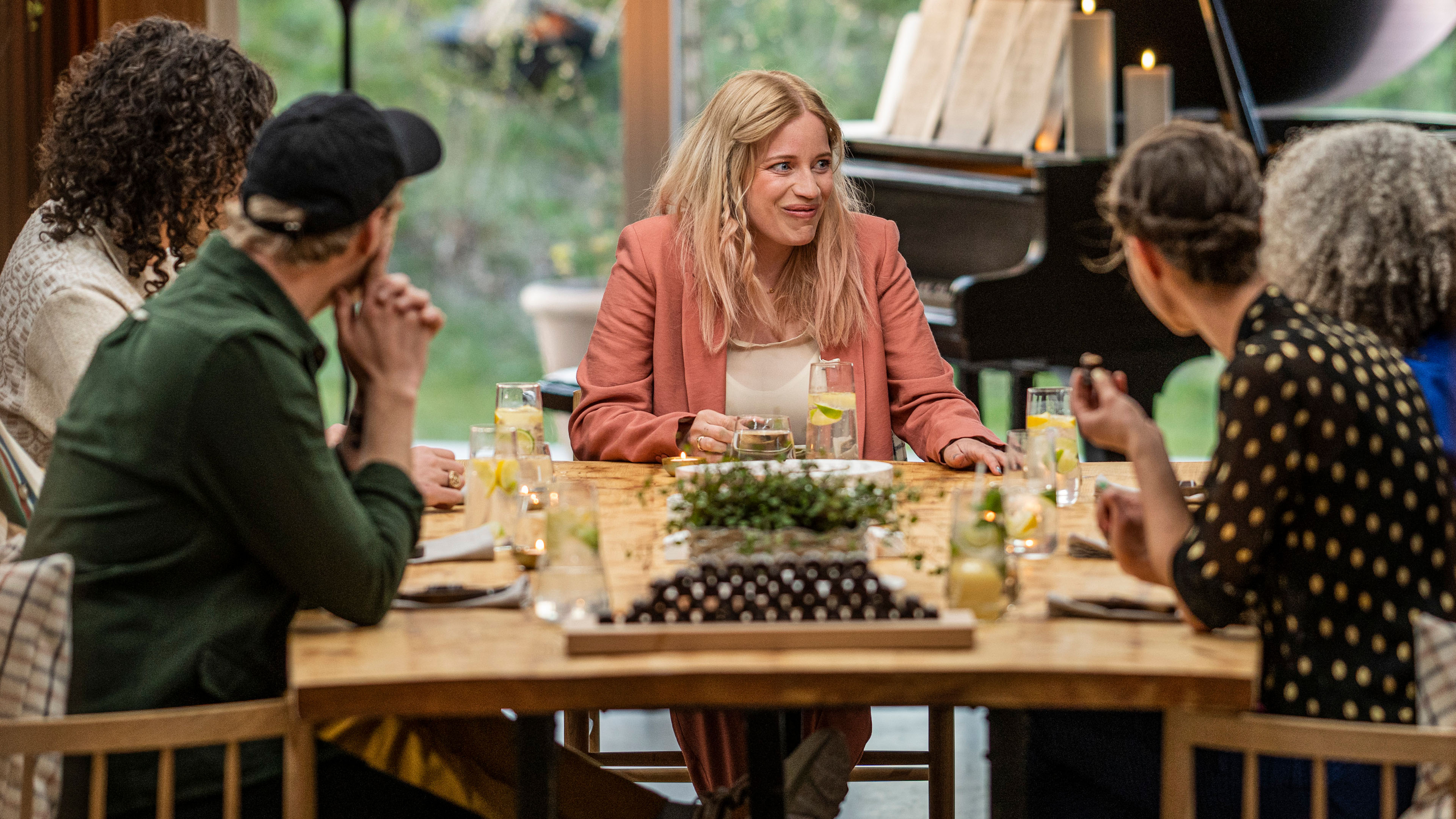 Katinka Bjerregaard sidder for bordenden.