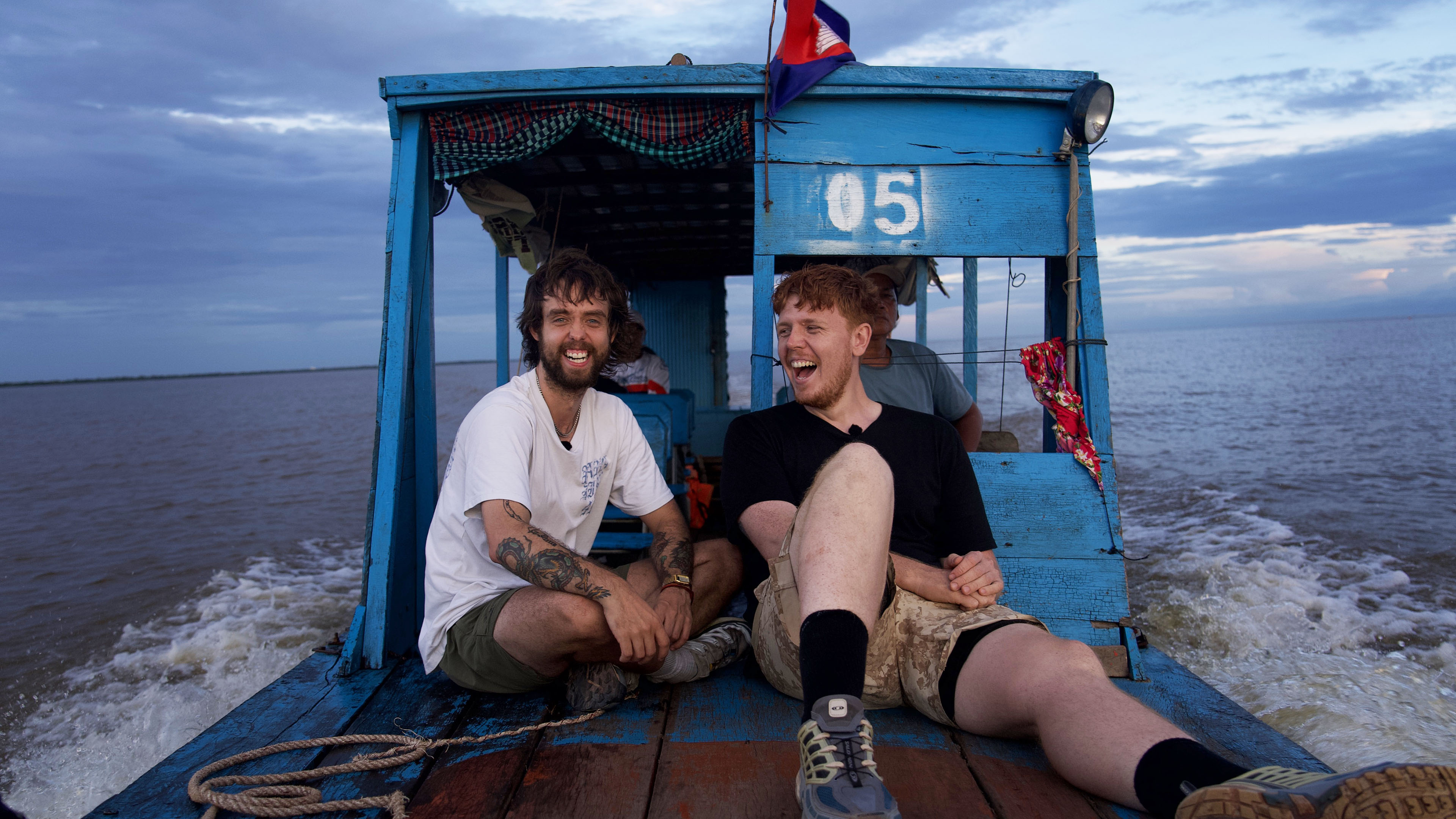 Martin og Sebastian fra grønt hold  i solnedgang på den cambodianske sø Tonle Sap i 'Først til verdens ende'. 